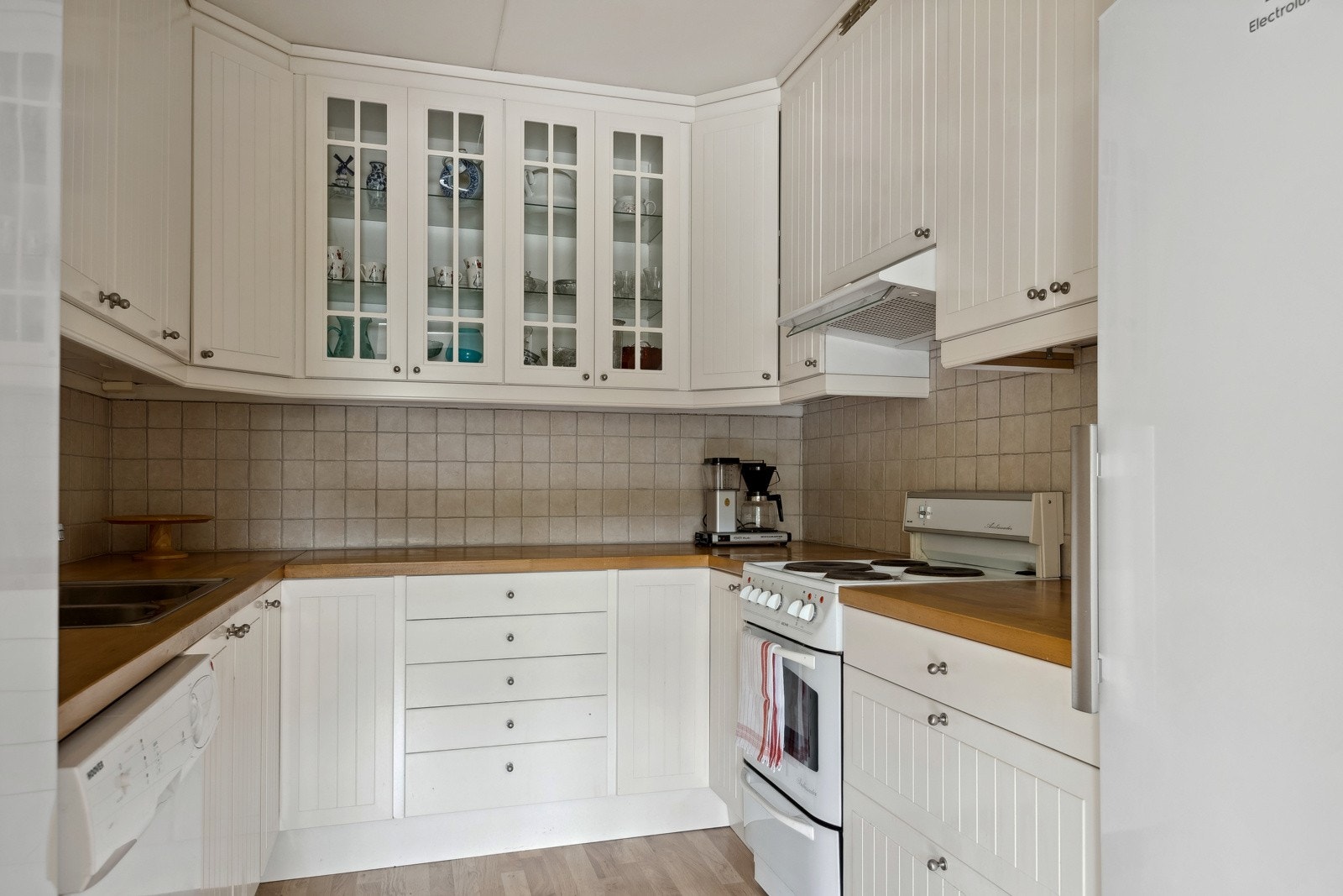 Tidløst og klassisk kjøkken med flis på veggene. Galleribilde