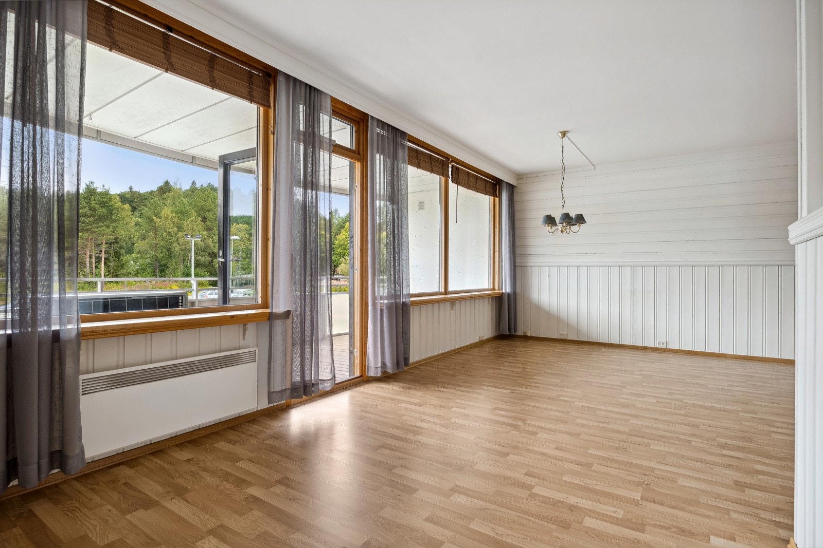 Fra stuen har du utgang til en stor og overbygd balkong Galleribilde