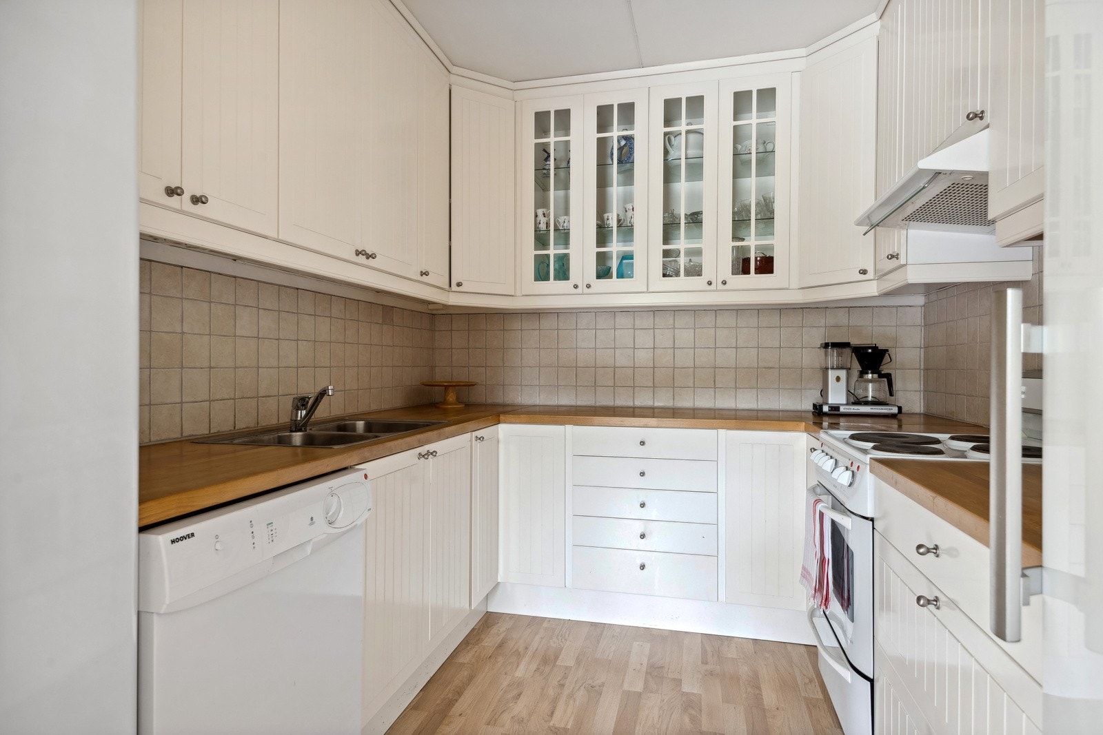 Det er rikelig med oppbevaringsmuligheter i både skuffer og skap. Galleribilde