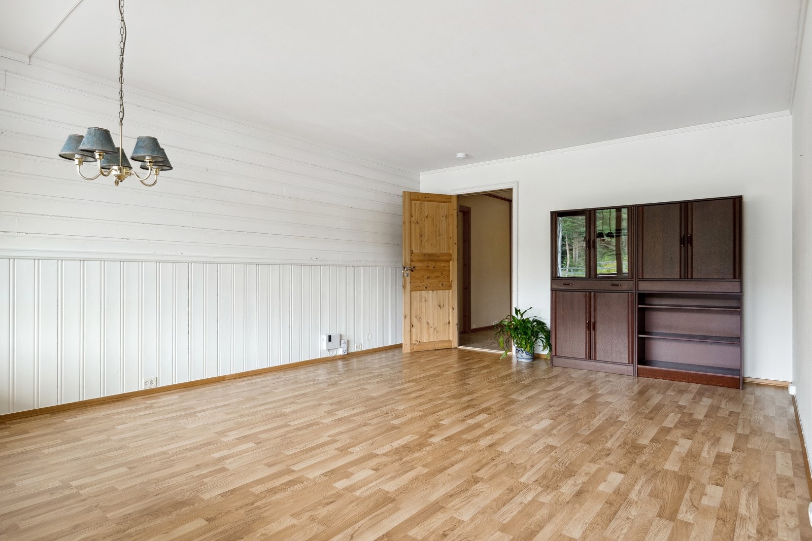 Stuen har god plass til både spisestue og sittegruppe. Galleribilde