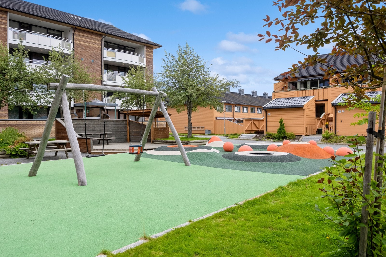 Flott lekeplass for barna. Galleribilde