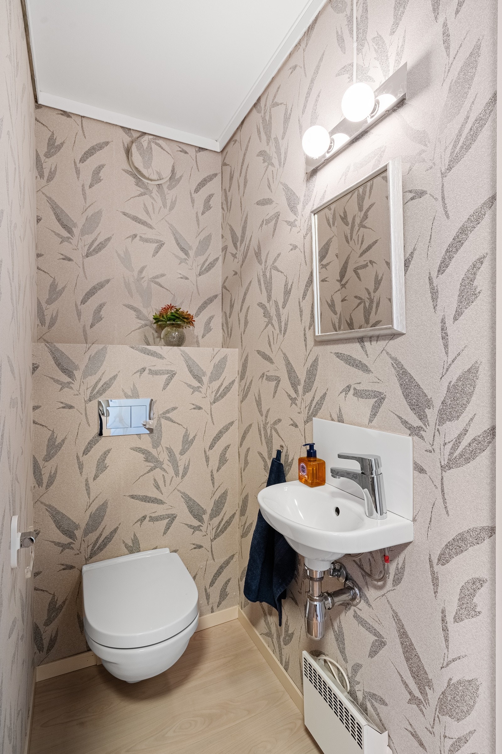 Lyst og moderne toalettrom med stilrene detaljer. Galleribilde