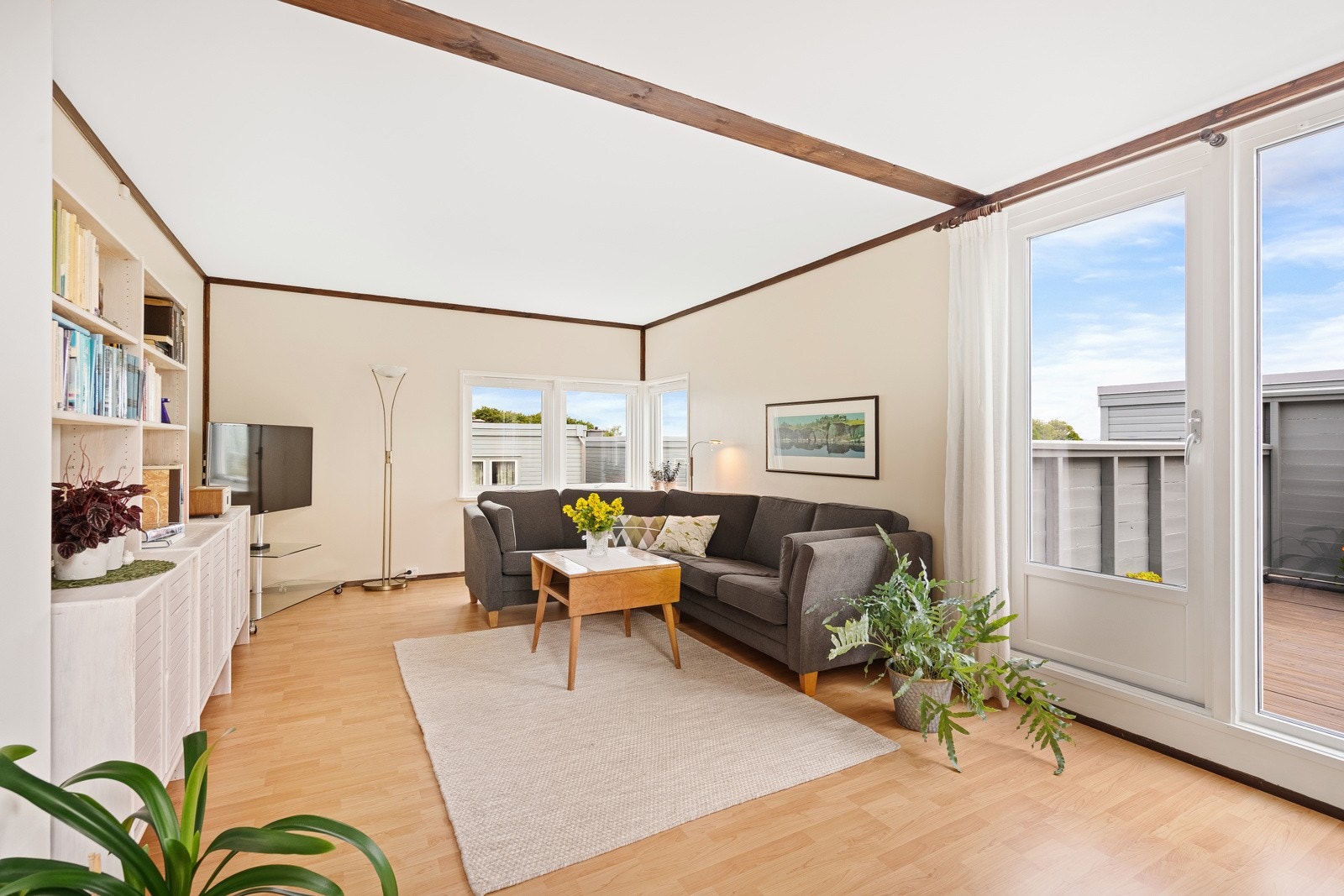 Fra stuen er det utgang til solrik takterrasse. Galleribilde