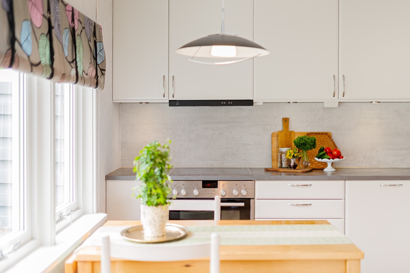 Lys og trivelig spiseplass i kjøkkenet, perfekt for familiefrokoster og hverdagsmiddager. Galleribilde