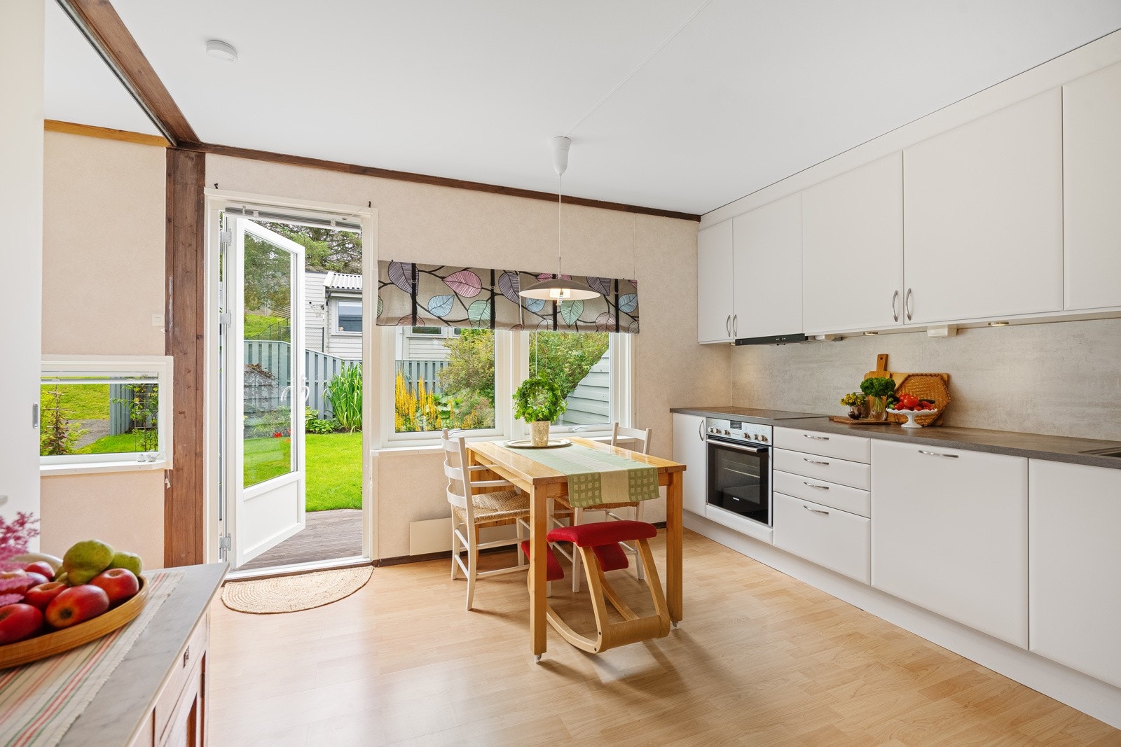 Fra kjøkkenet har man en flott utsikt til den grønne hagen. Galleribilde