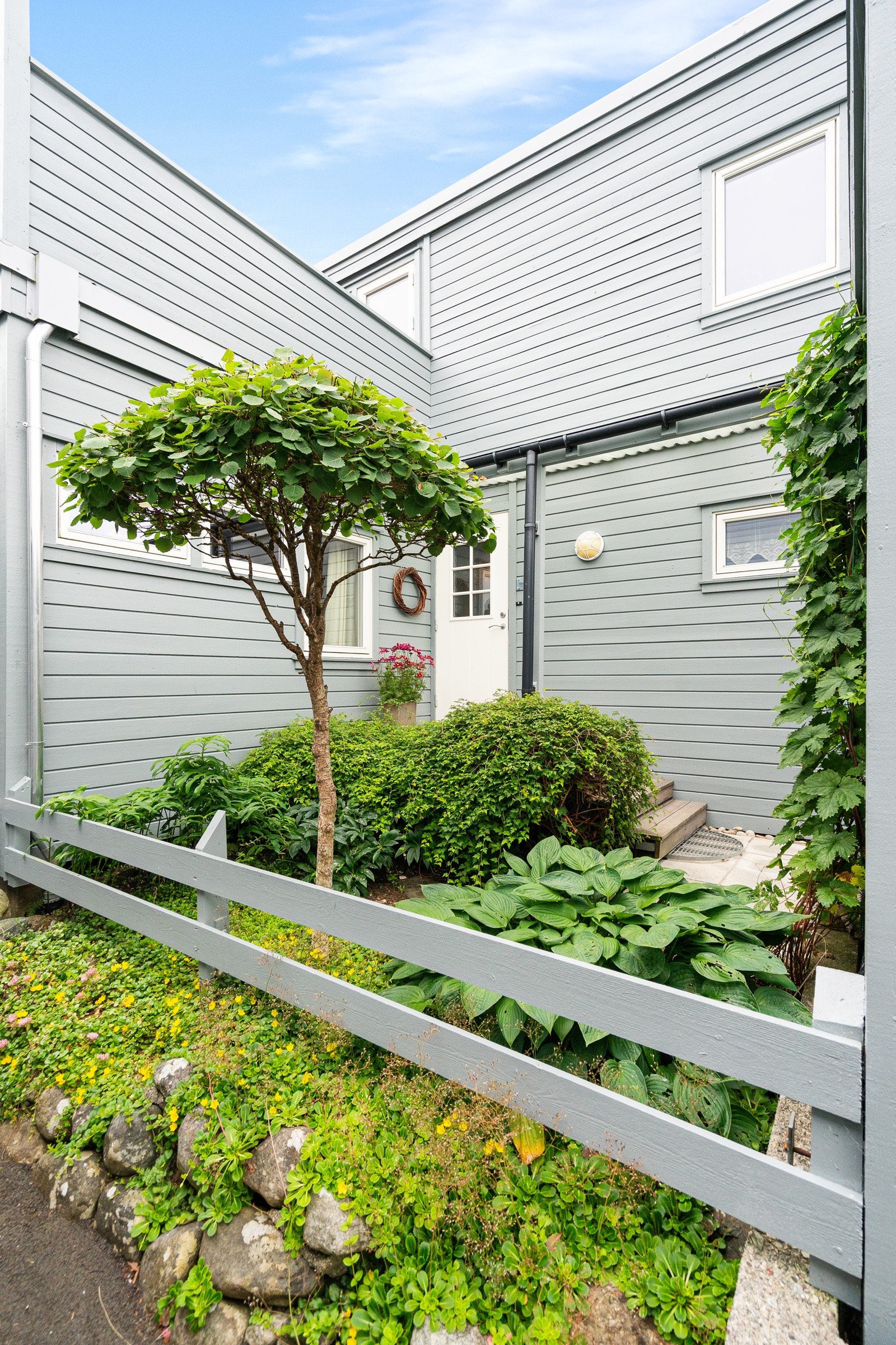 Kombinasjonen av terrasser og frodig hage gir vakre uteområder. Galleribilde