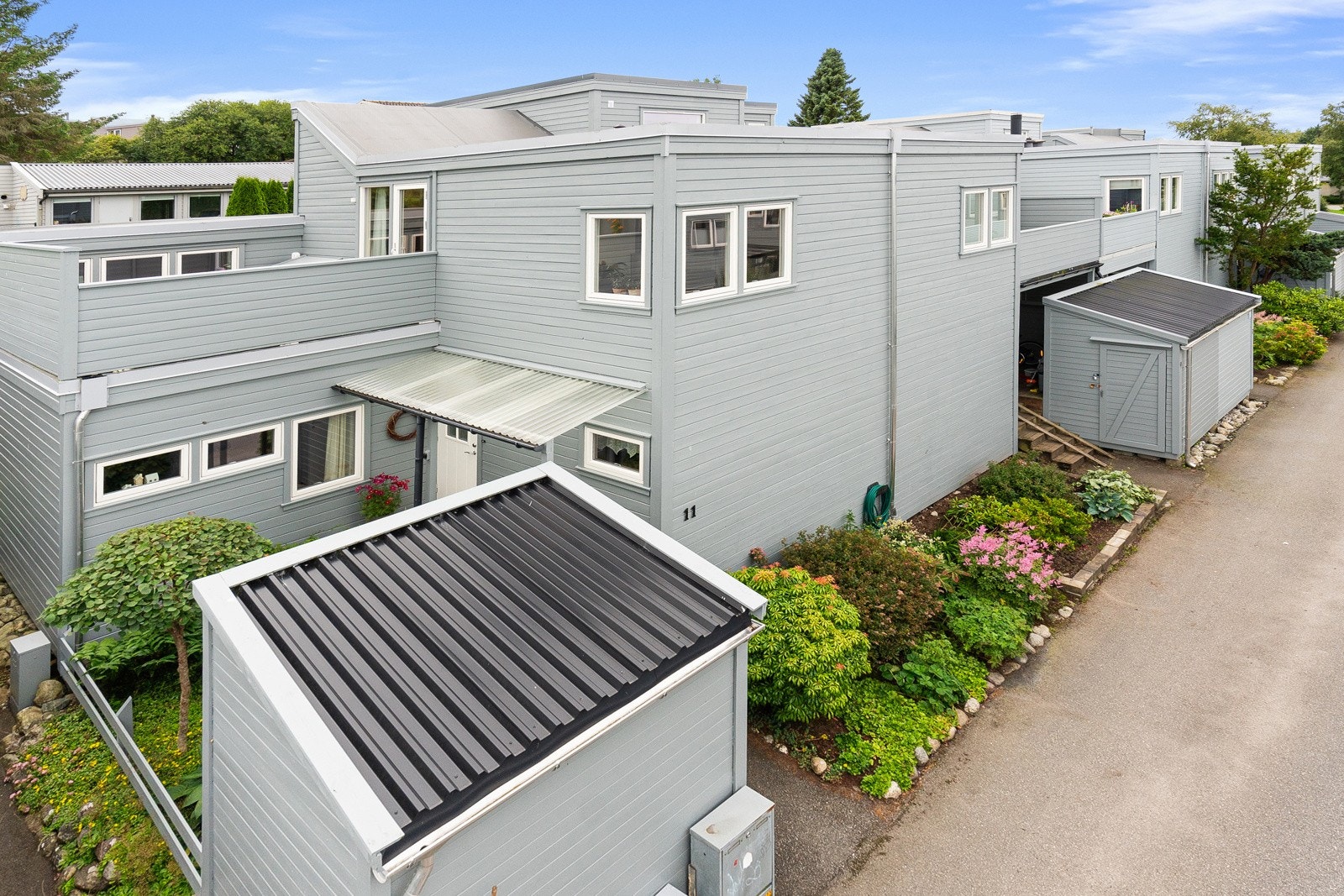 Dette hjemmet tilbyr moderne fasiliteter og en rolig beliggenhet, perfekt for en aktiv og komfortabel livsstil. Galleribilde