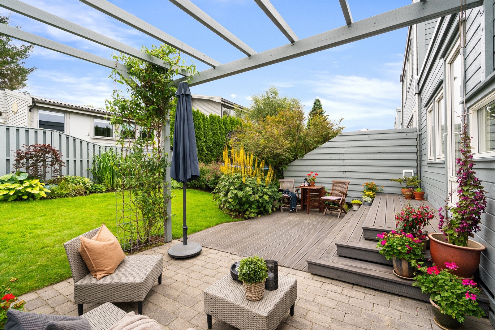 Rekkehuset har et vakkert uteområde med solrike terrasser, satt opp med pergola i 2017. Perfekt for avslapning og sosiale sammenkomster. Galleribilde