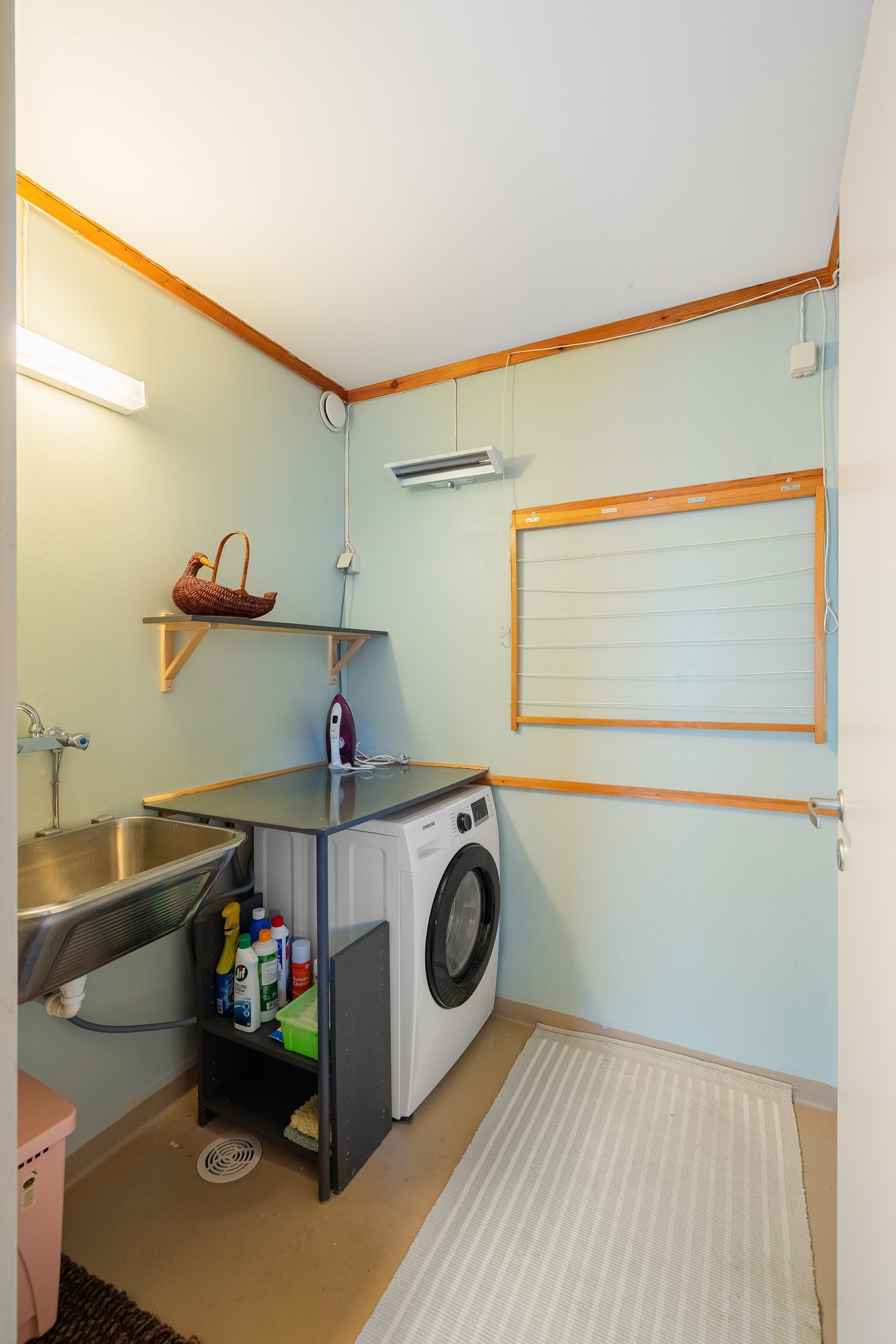 Funksjonelt vaskerom med plass til vaskemaskin, tørketrommel og godt med arbeidsplass. Galleribilde