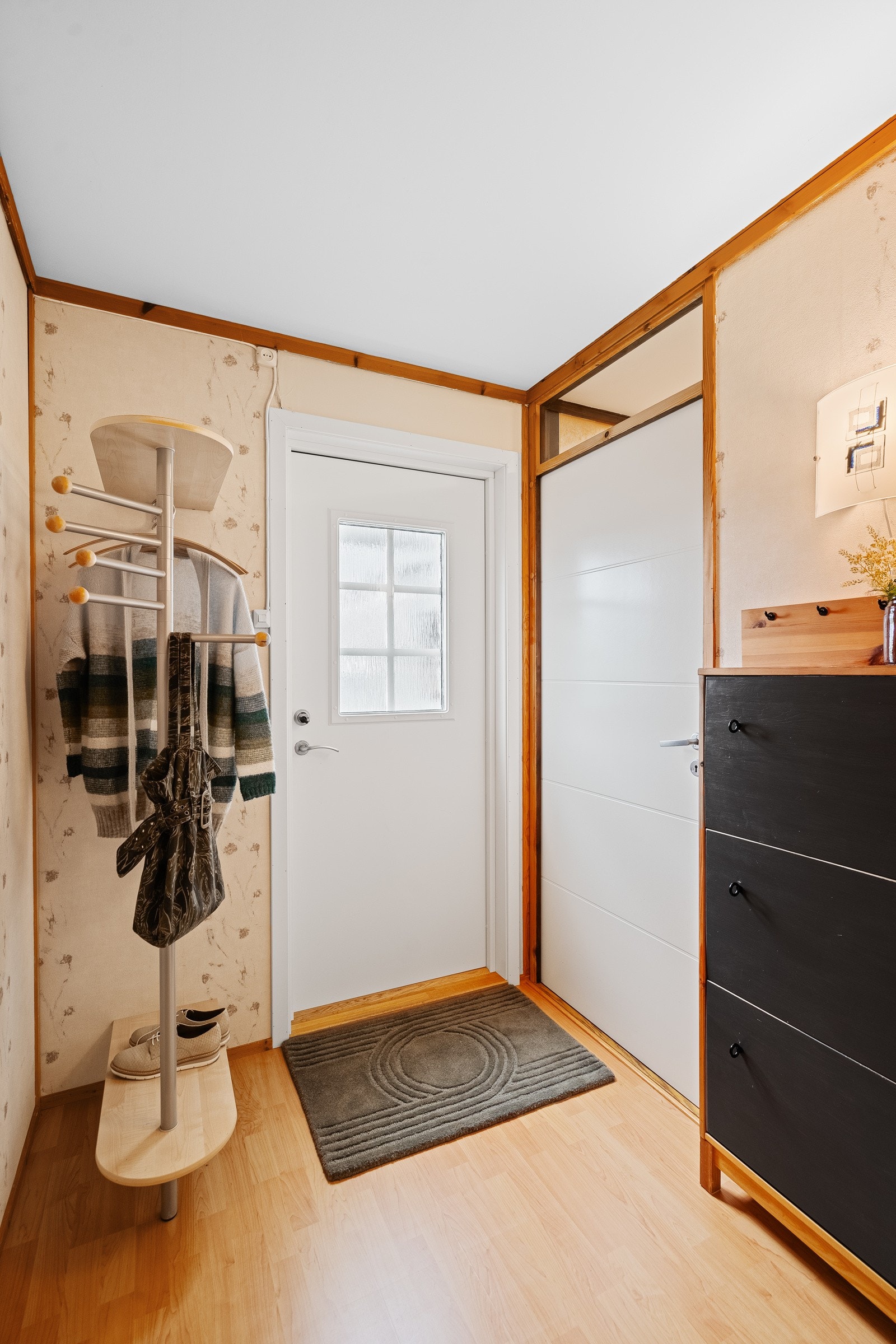 Entrè med god plass for å sette fra seg sko og yttertøy. Galleribilde