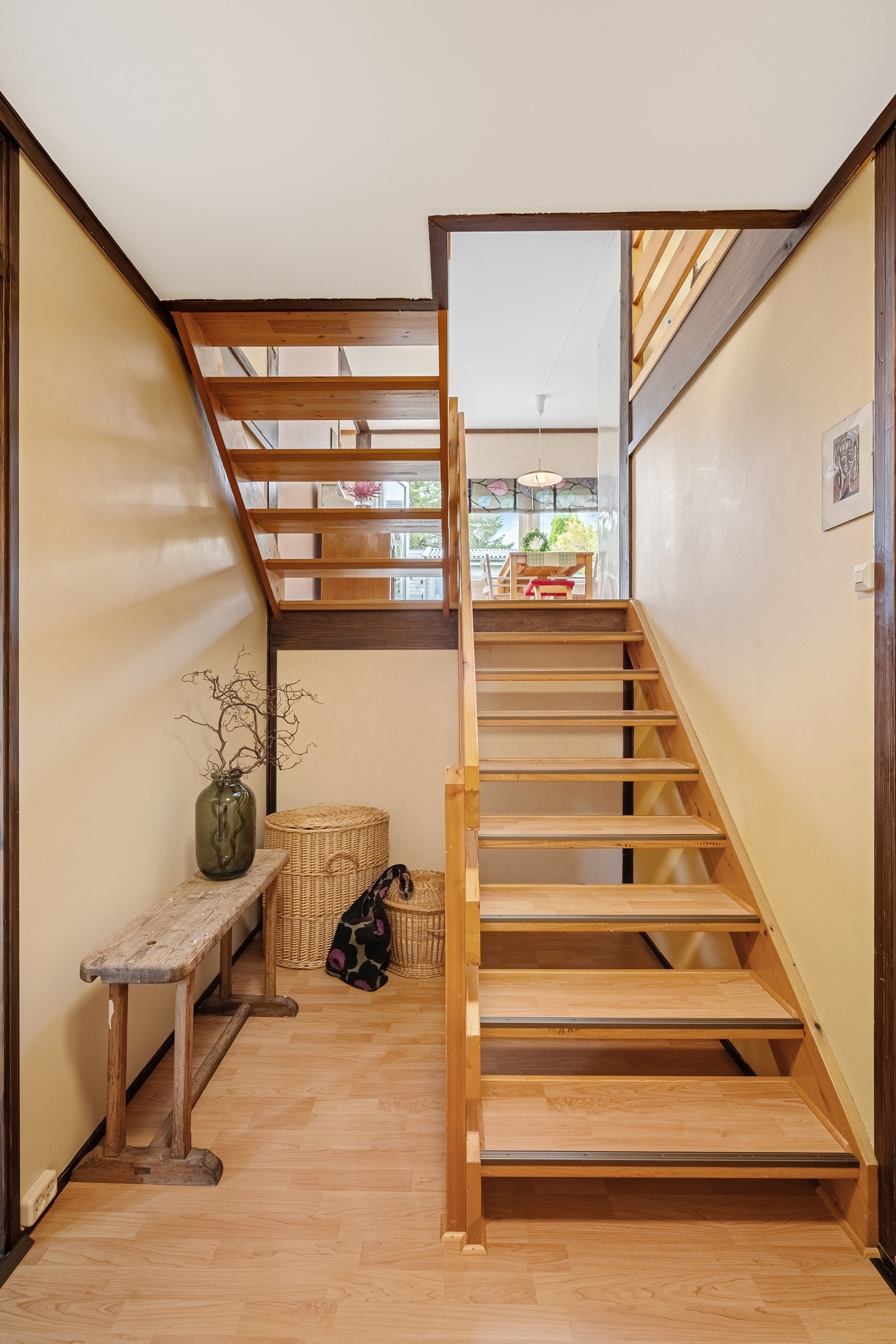 Stilren trapp som forbinder de tre planene i boligen Galleribilde