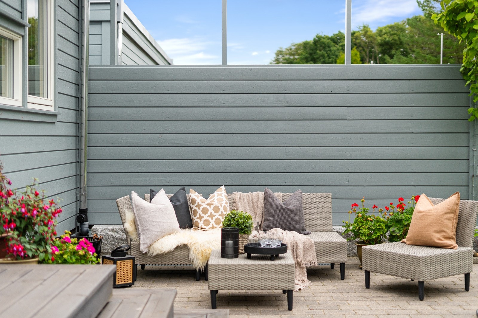 Terrasseområdet utenfor kjøkkenet er ideelt for utendørs servering og grilling. Galleribilde