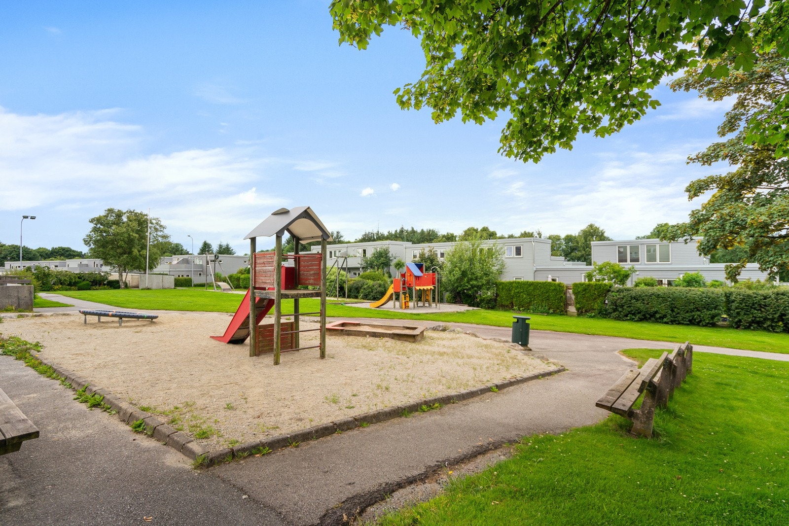Et barnevennlig nærområde med flere lekeplasser, ideelt for familier med barn. Galleribilde