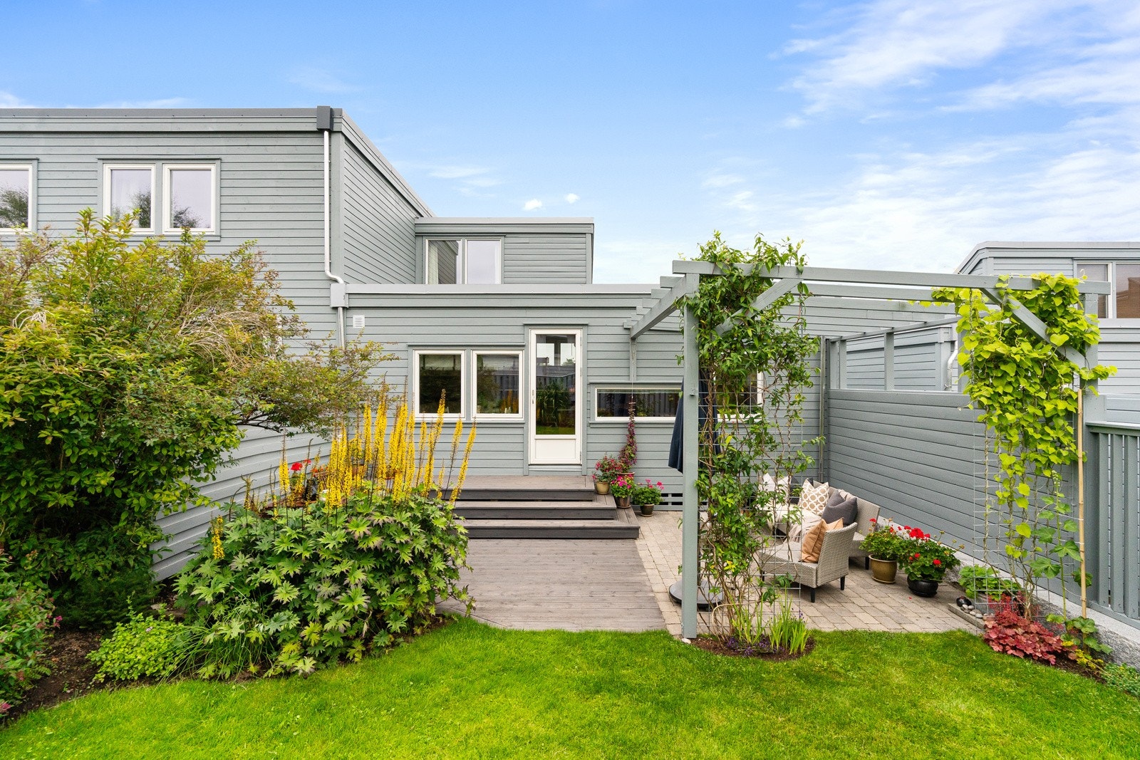 Boligen har en velstelt hage som gir en fredelig og privat atmosfære. Galleribilde