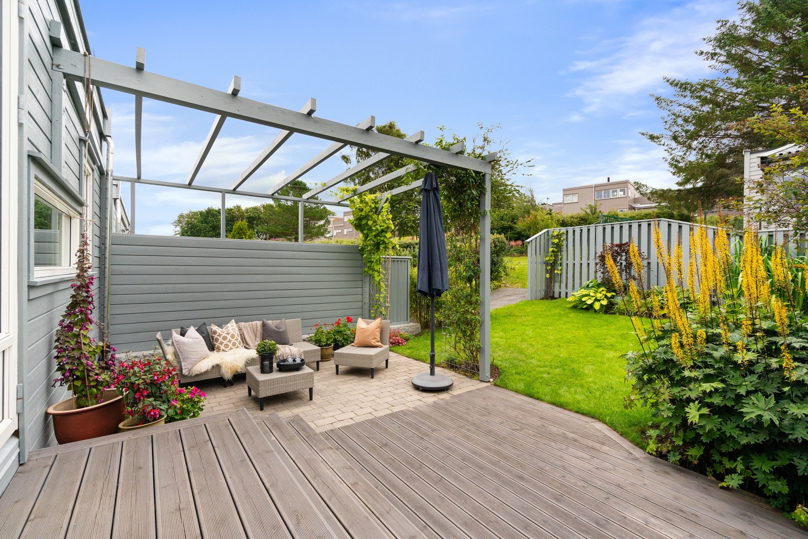 Den solrike terrassen og pergolaen gir en perfekt setting for avslapning og sosiale sammenkomster. Galleribilde