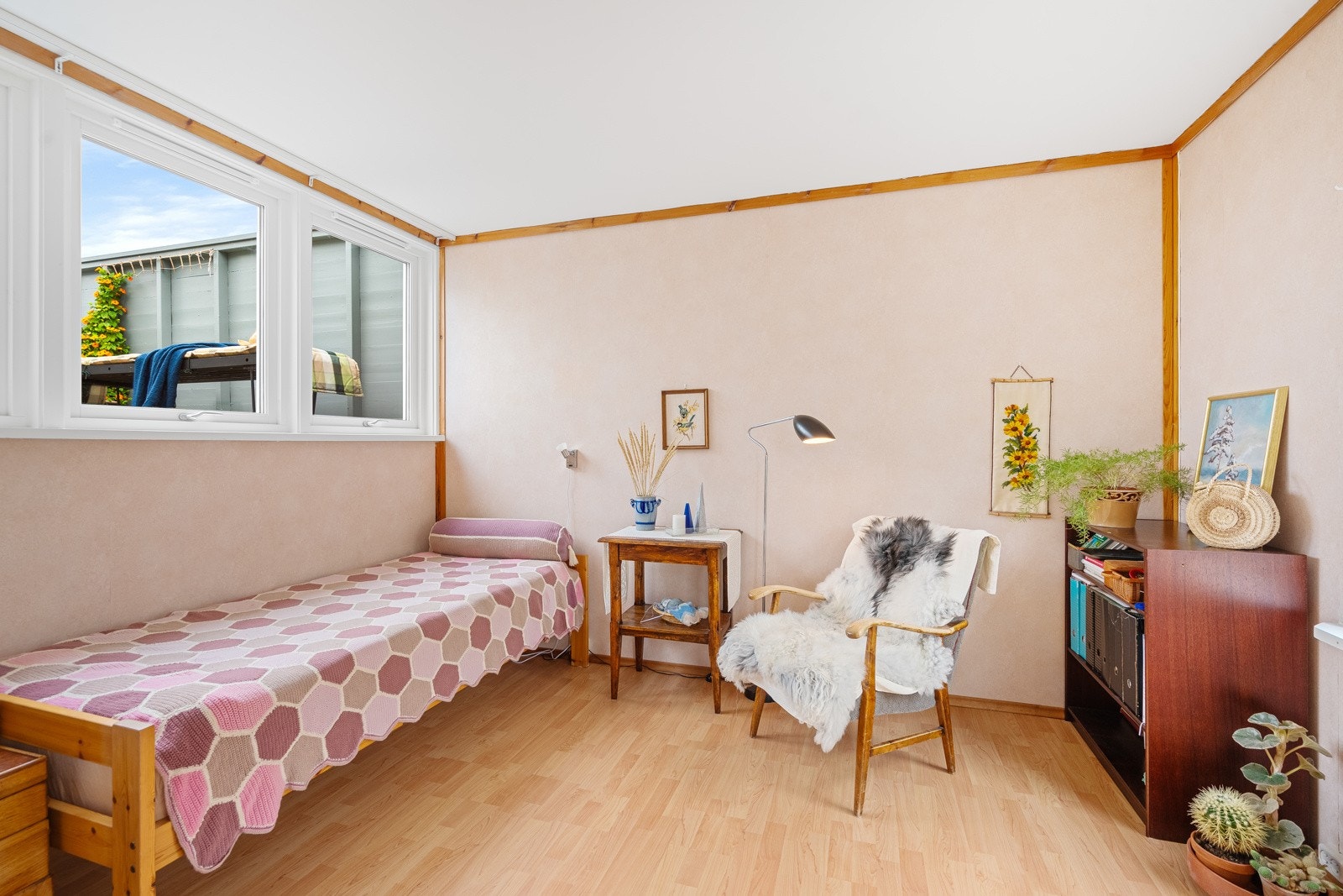 Et av boligens soverom med god plass til dobbeltseng og oppbevaring. Galleribilde