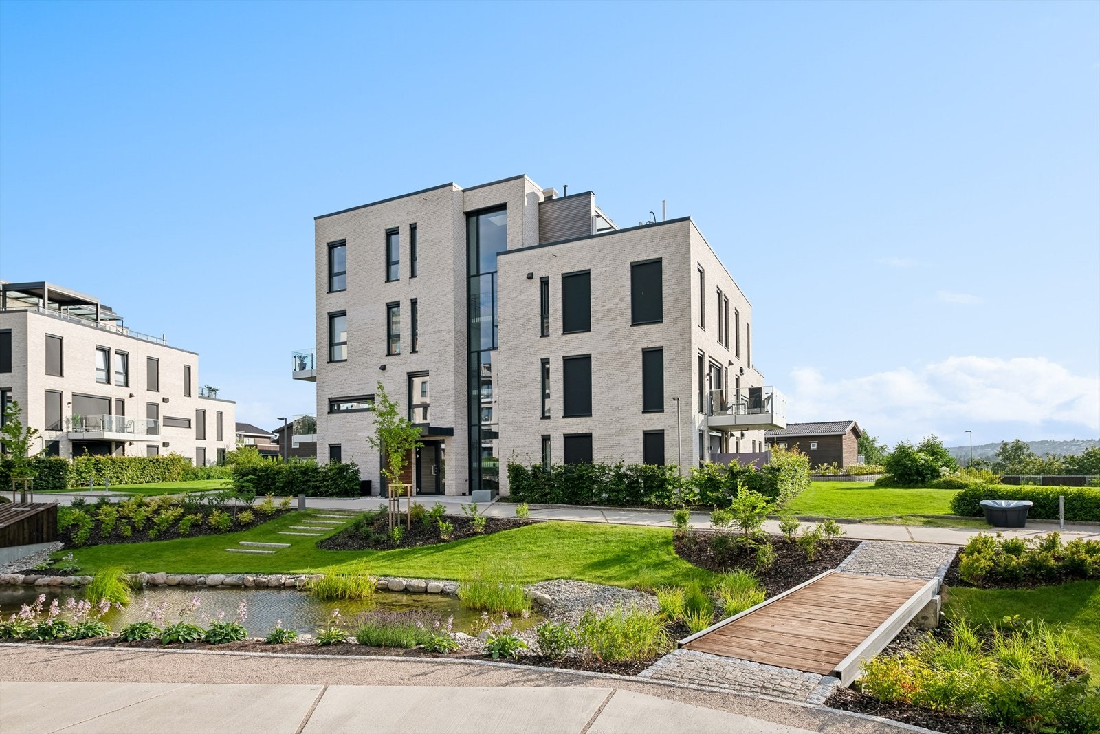 Området er pent opparbeidet med grøntareal, vannspeil og hyggelige gangstier Galleribilde