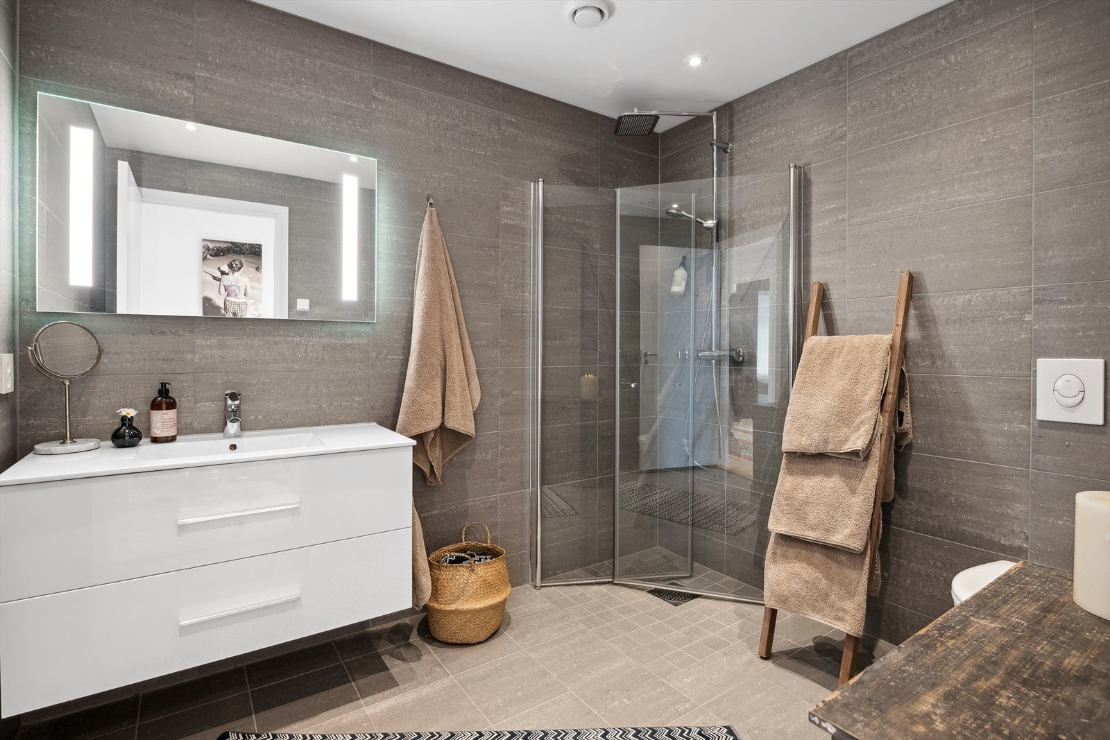 I leiligheten er det to bad, flislagt i moderne toner Galleribilde