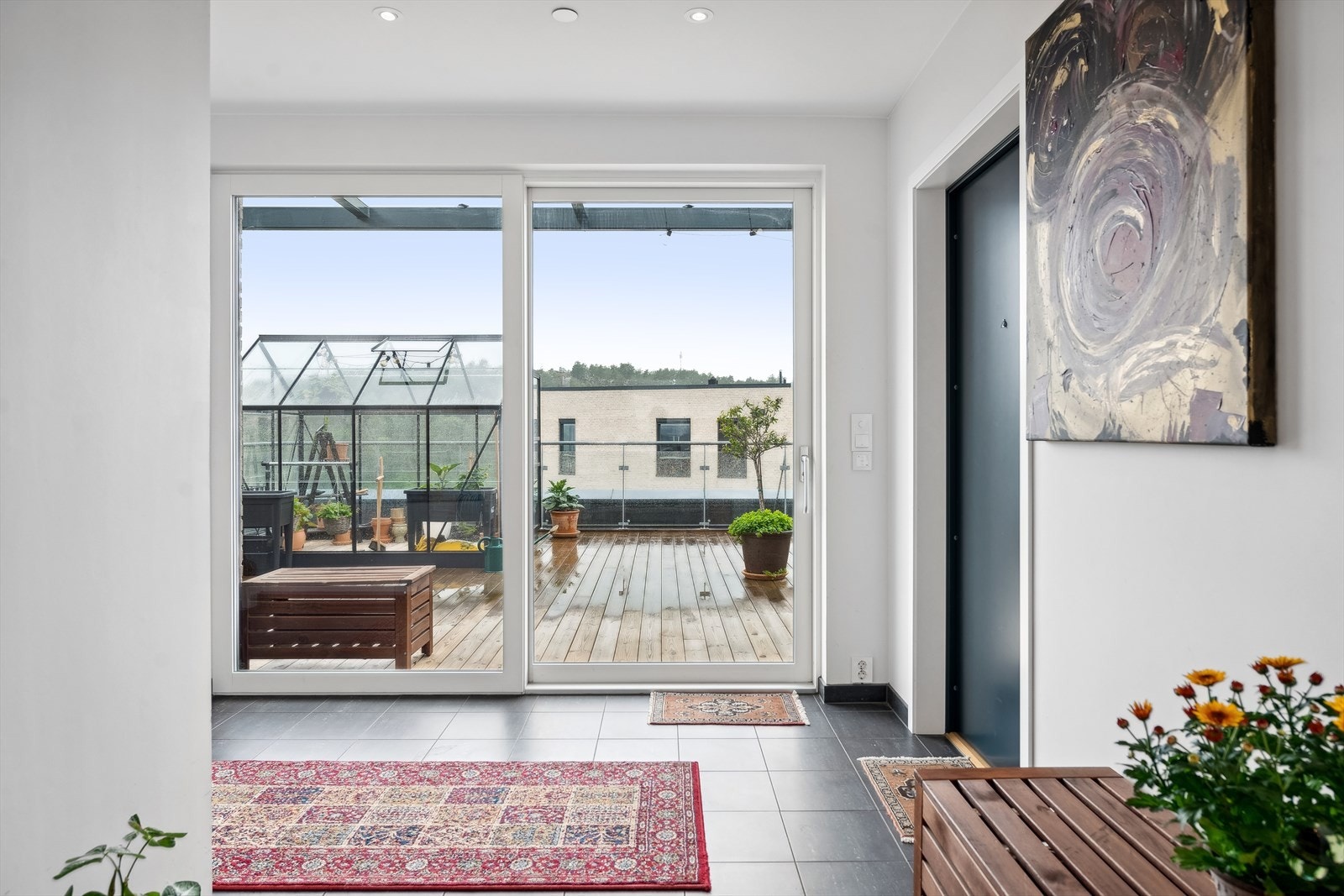 Entreen er luftig og lys, og har utgang til den ene terrassen Galleribilde