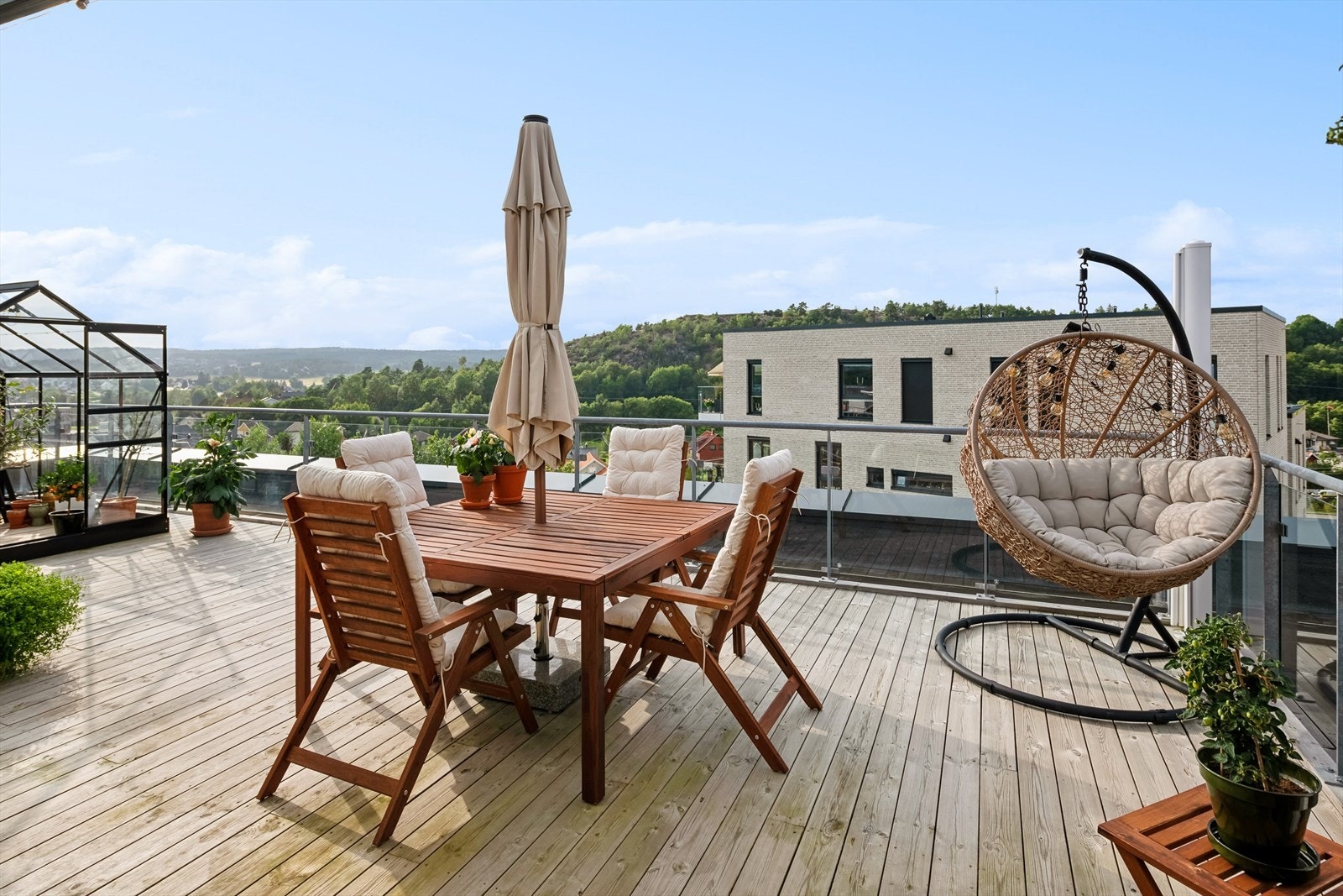 Leiligheten har fantastiske uteplasser på hele 75 kvm og vidstrakt utsikt utover omgivelsene Galleribilde