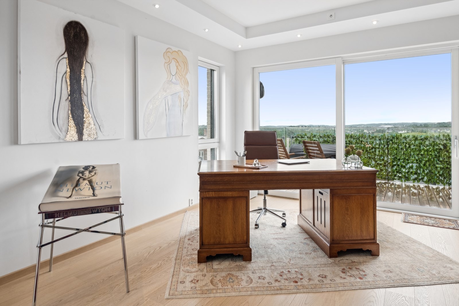 I stuen er store vindusflater som gir godt med naturlig sollys, samtidig som den flotte utsikten kan nytes Galleribilde