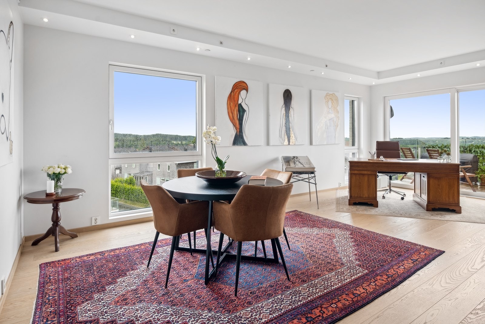 Stuen har god plass til spiseplassen Galleribilde