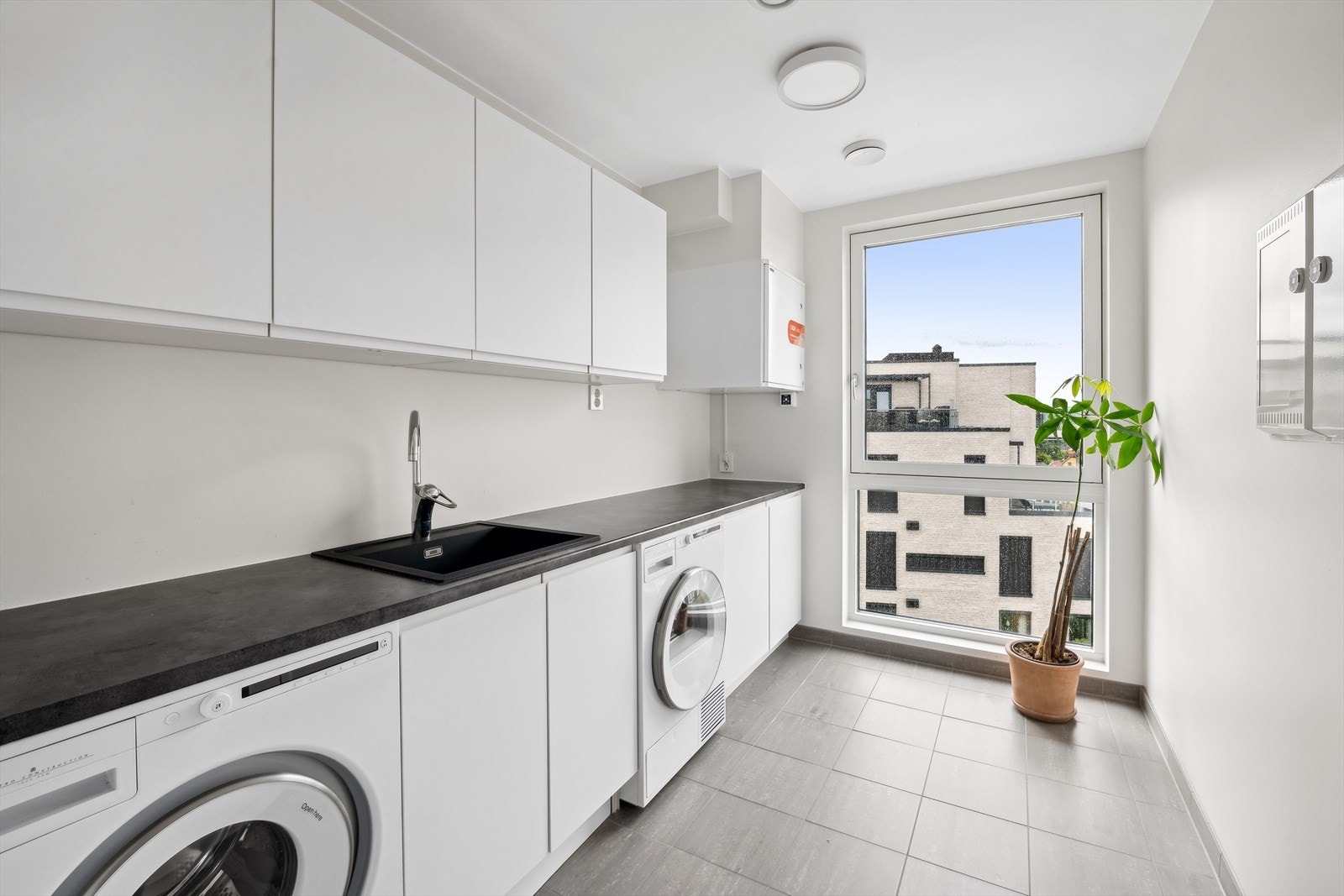 Det medfølger et praktisk vaskerom med innredning. Galleribilde