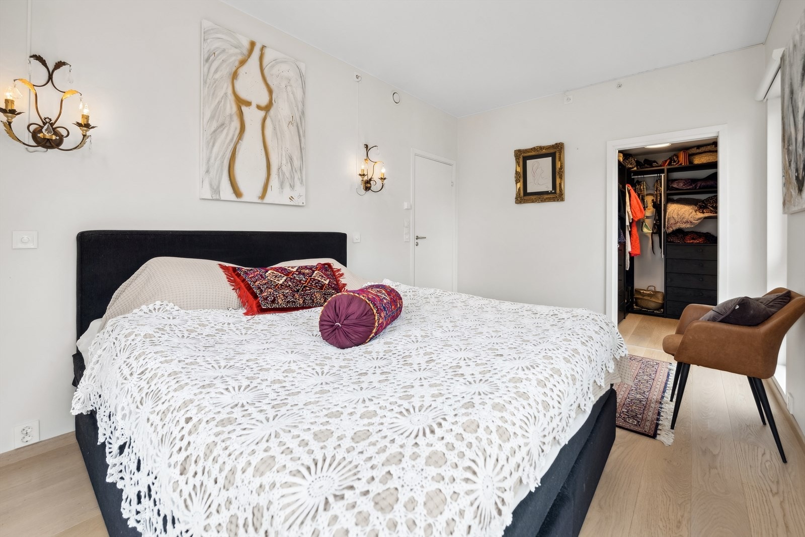 Hovedsoverommet har egen walk in garderobe Galleribilde