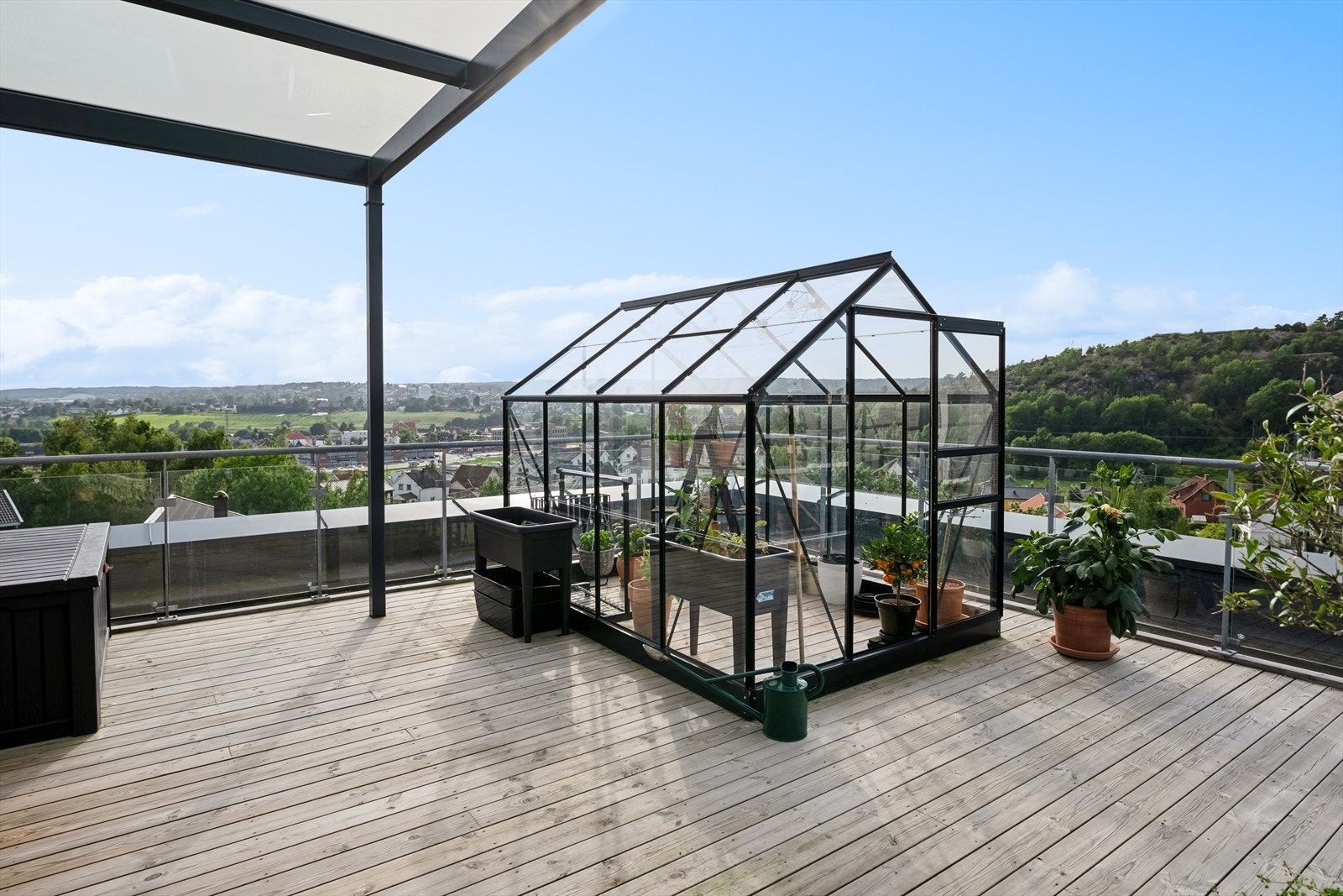 Dagens eier har et hyggelig og moderne drivhus. Gode solforhold gir ypperlige forhold for tomater og urter Galleribilde