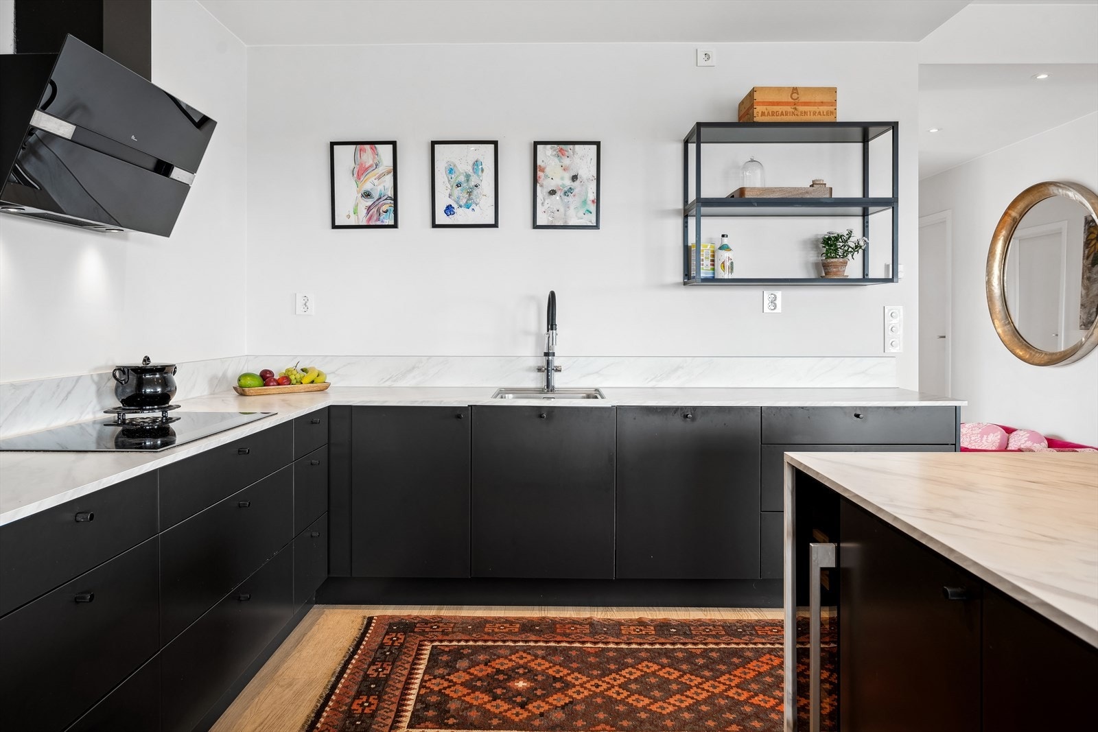 På kjøkkenet er det integrerte hvitevarer som kjøl/fryseskap, mikro, oppvaskmaskin, koketopp, stekeovn og vinskap Galleribilde