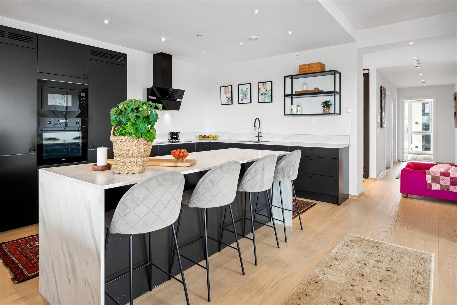 Kjøkken er tidsriktig med sorte fronter, og har godt med benkeplass. Galleribilde