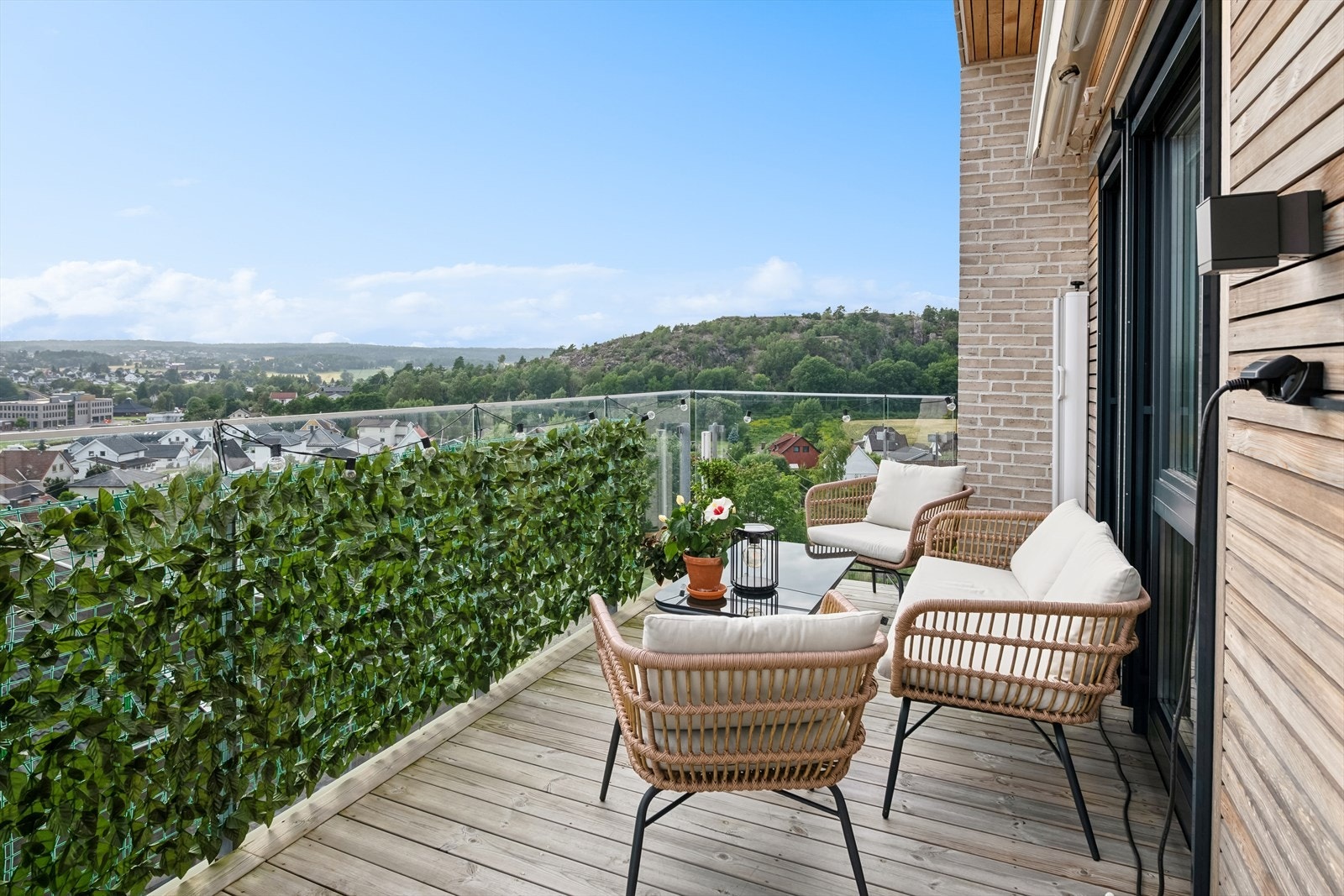 Fra stue er det utgang til en hyggelig terrasse Galleribilde