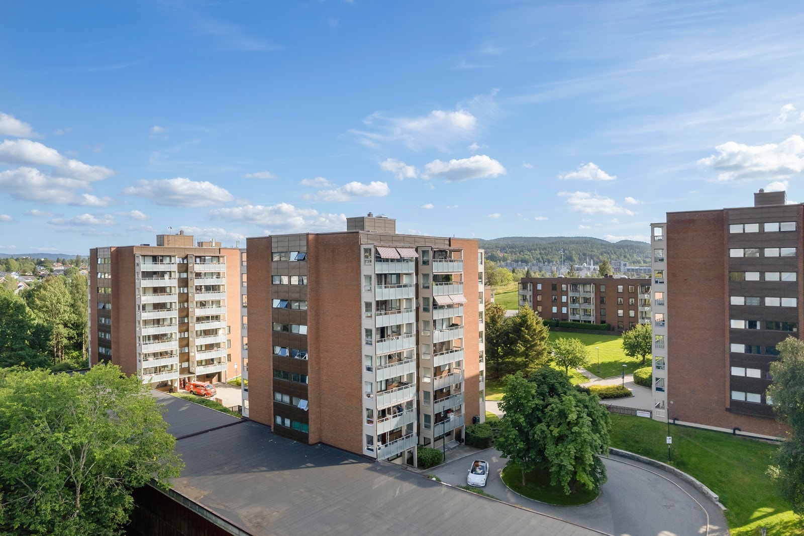 Det er flere skoler og barnehager i nærheten, og turterreng! Galleribilde