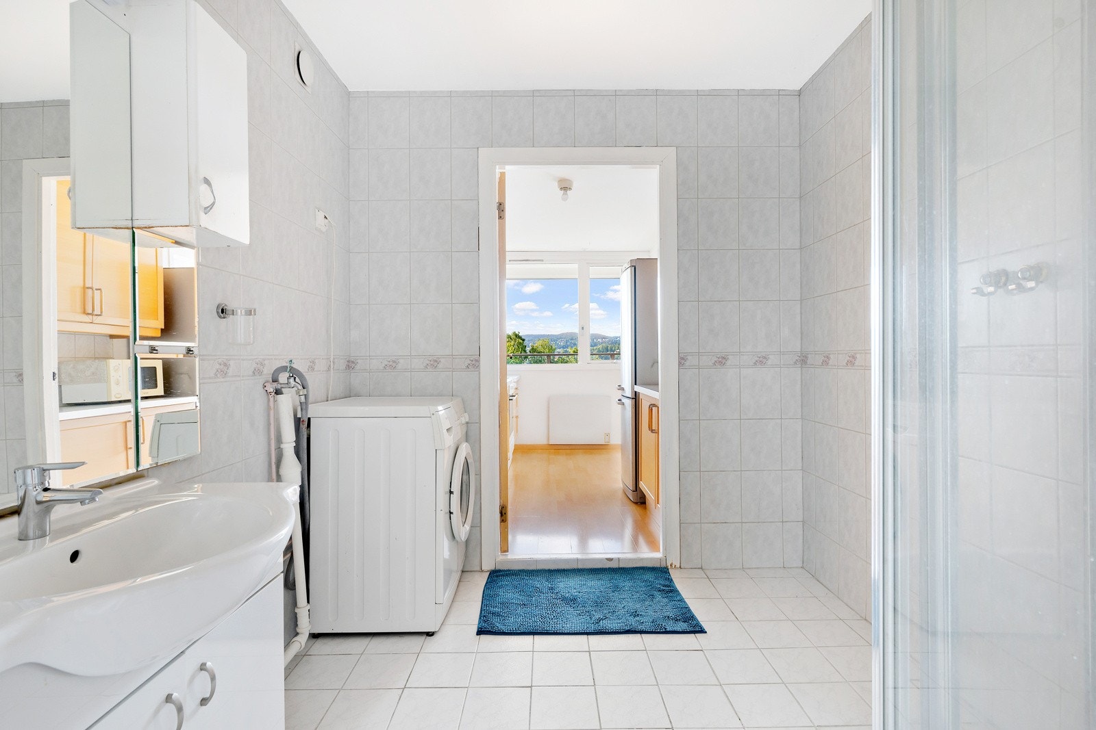Badet er av god størrelse, her er det også opplegg for vaskemaskin Galleribilde