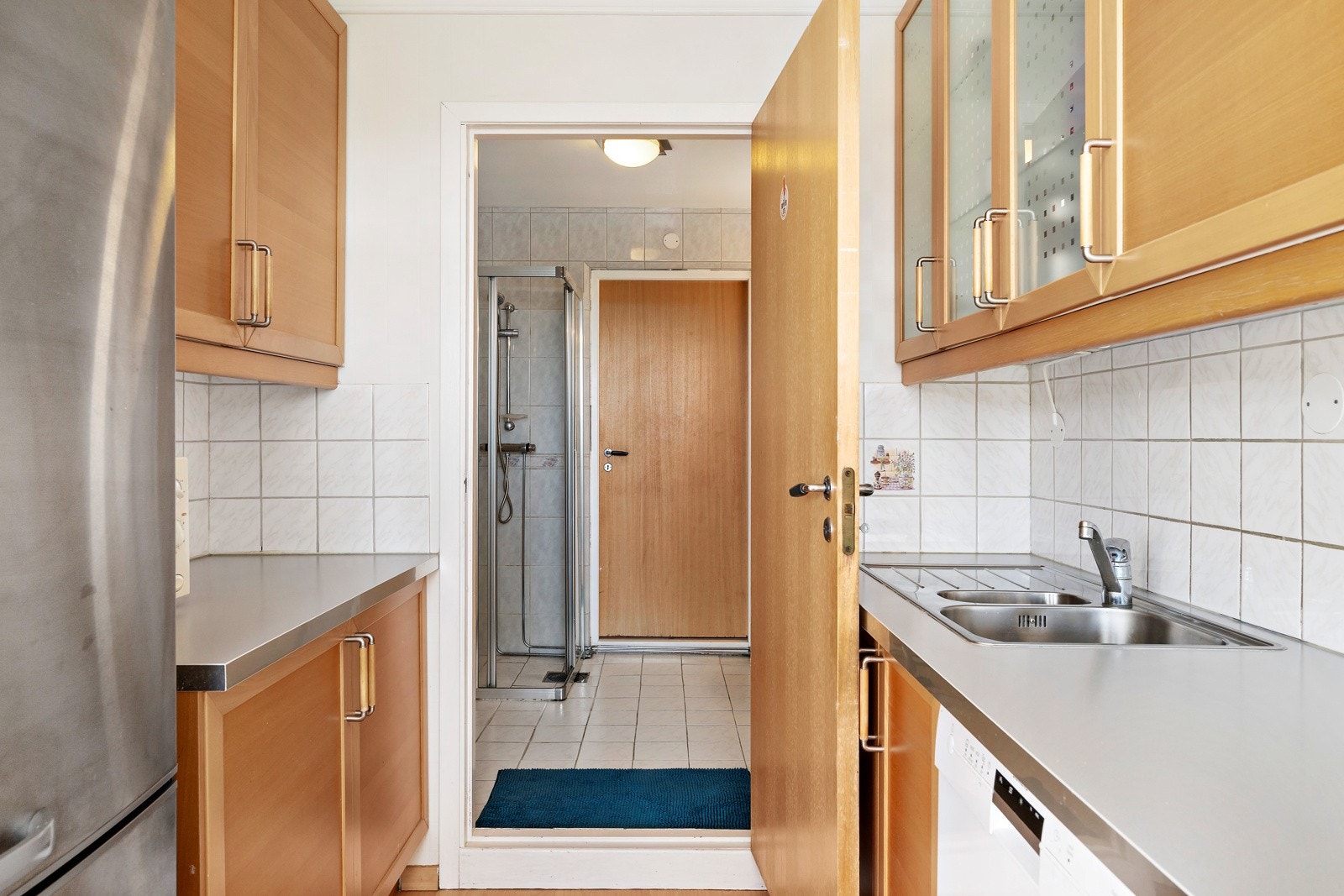Fra kjøkkenet er det direkte adkomst inn til badet, badet har to innganger. Galleribilde