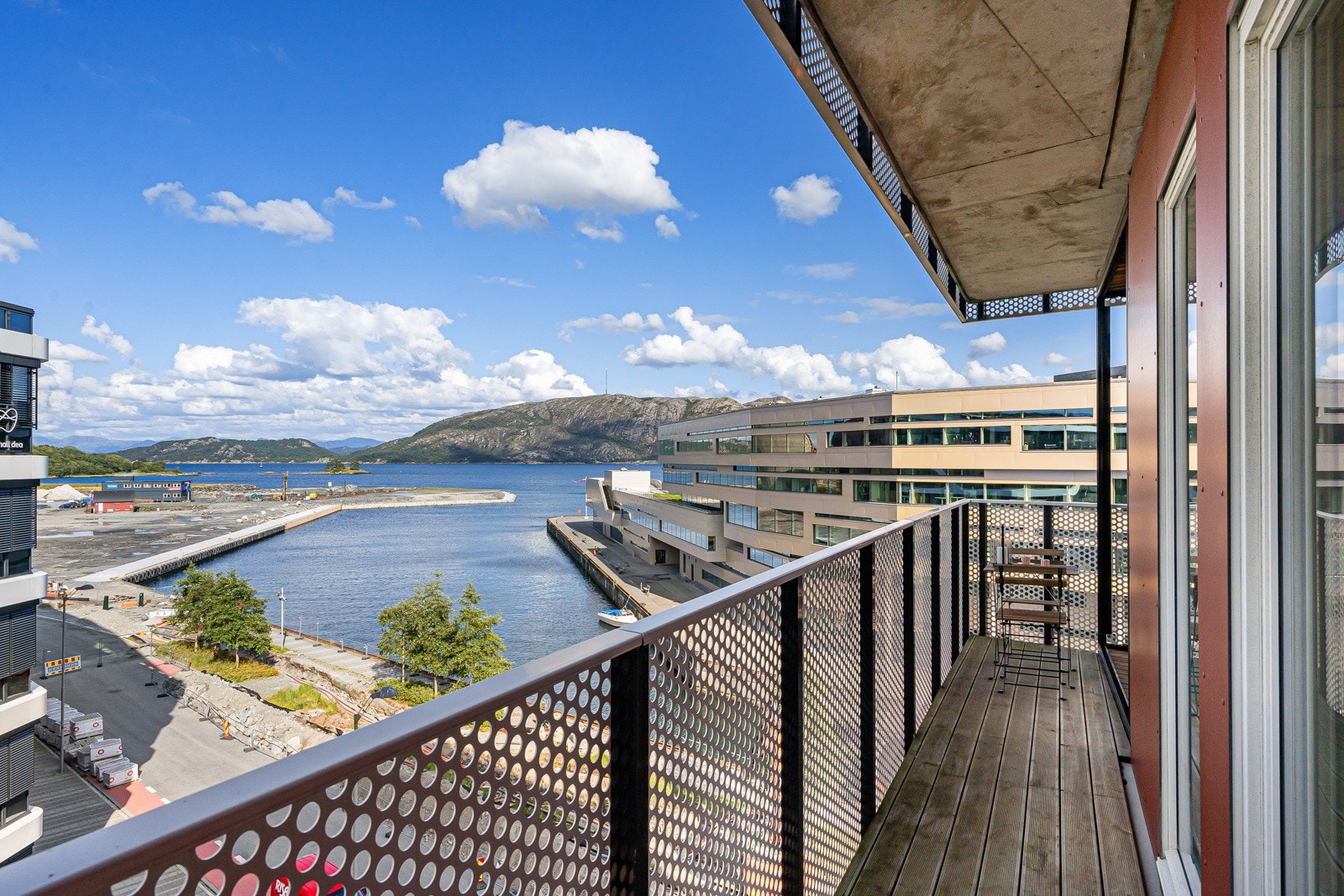 Leiligheten har rikelig med terrasseareal. Balkong uten innglassing måler 11 kvm. Galleribilde
