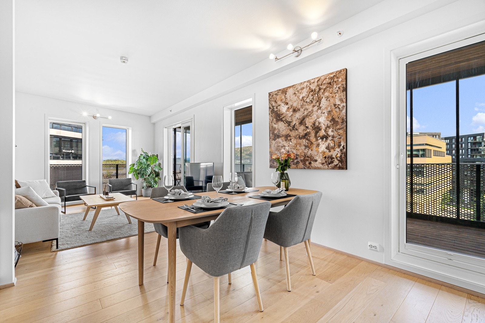 God plass til sofagruppe og spisegruppe. Stue og kjøkken i åpen løsning. Galleribilde