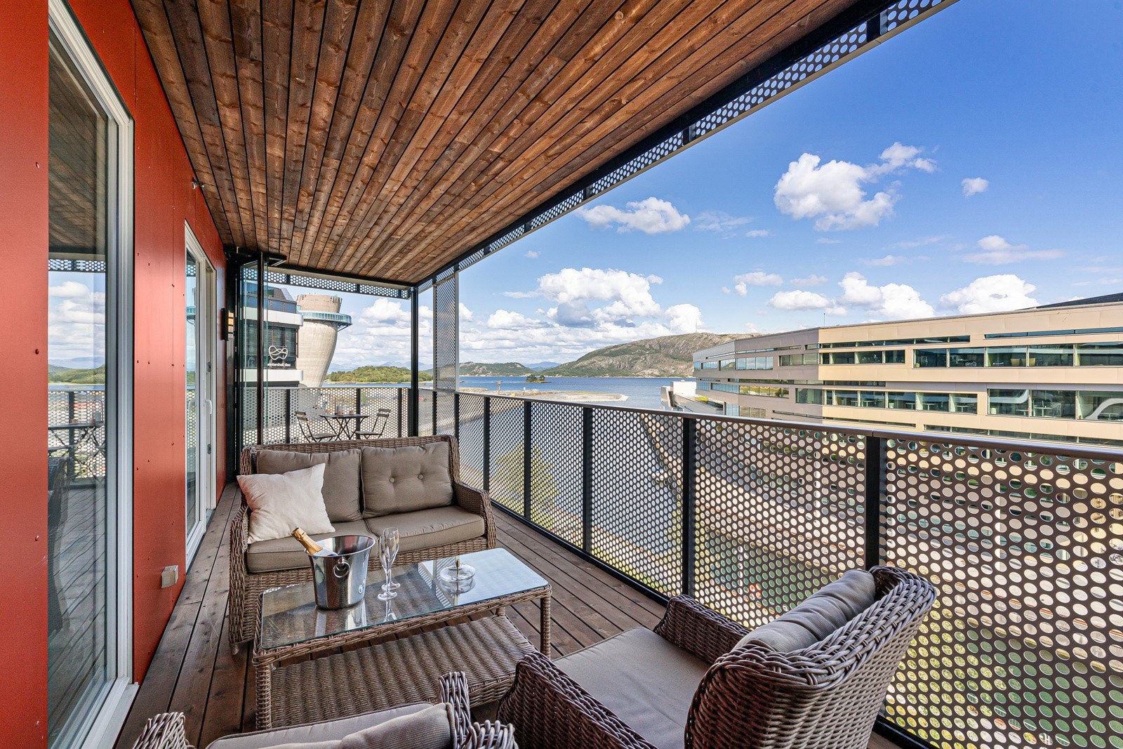 Stor og luftig innglasset balkong på 22 kvm som fungerer som en forlengelse av stuen. Galleribilde