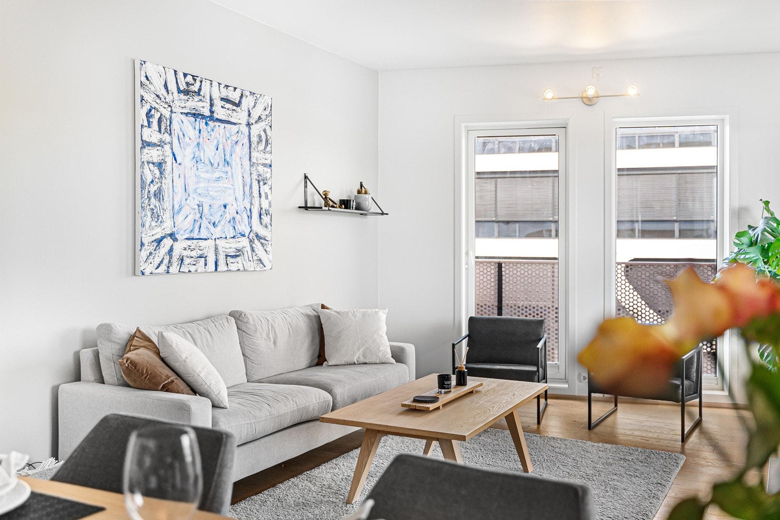 Leiligheten ligger i byggets 5. etasje og inneholder gang, 2 soverom, bad/vaskerom, kjøkken/stue. Galleribilde