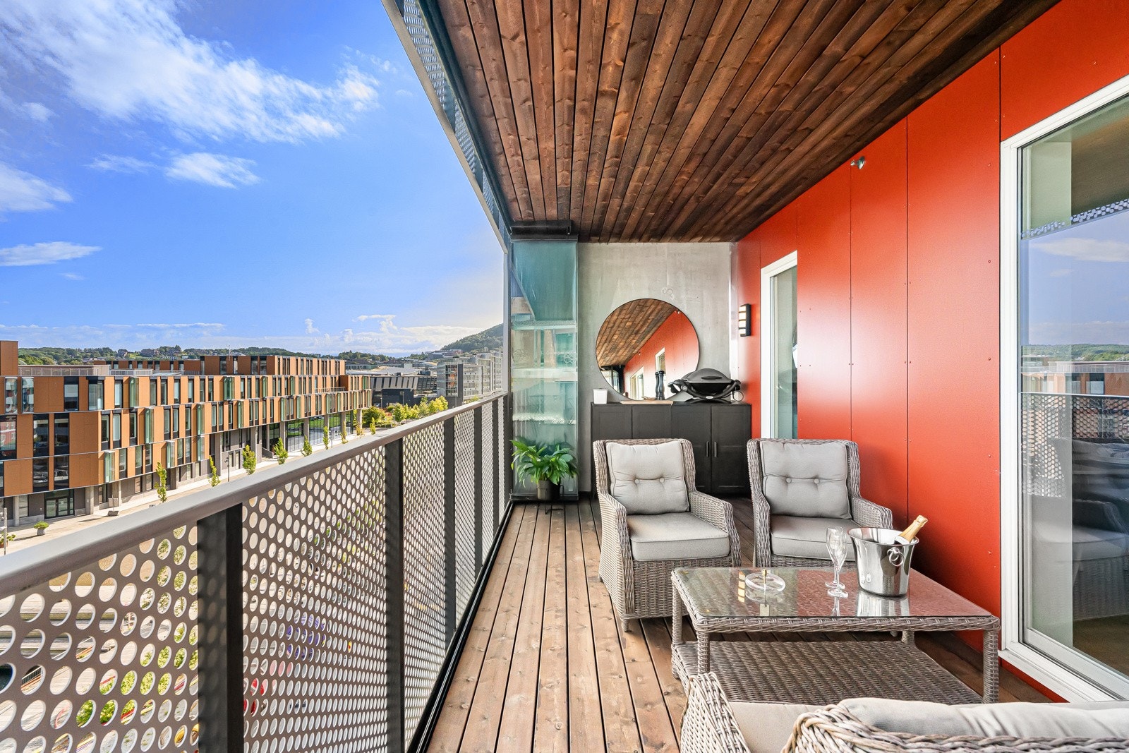 Balkongen kan enkelt innredes i ulike soner. Galleribilde