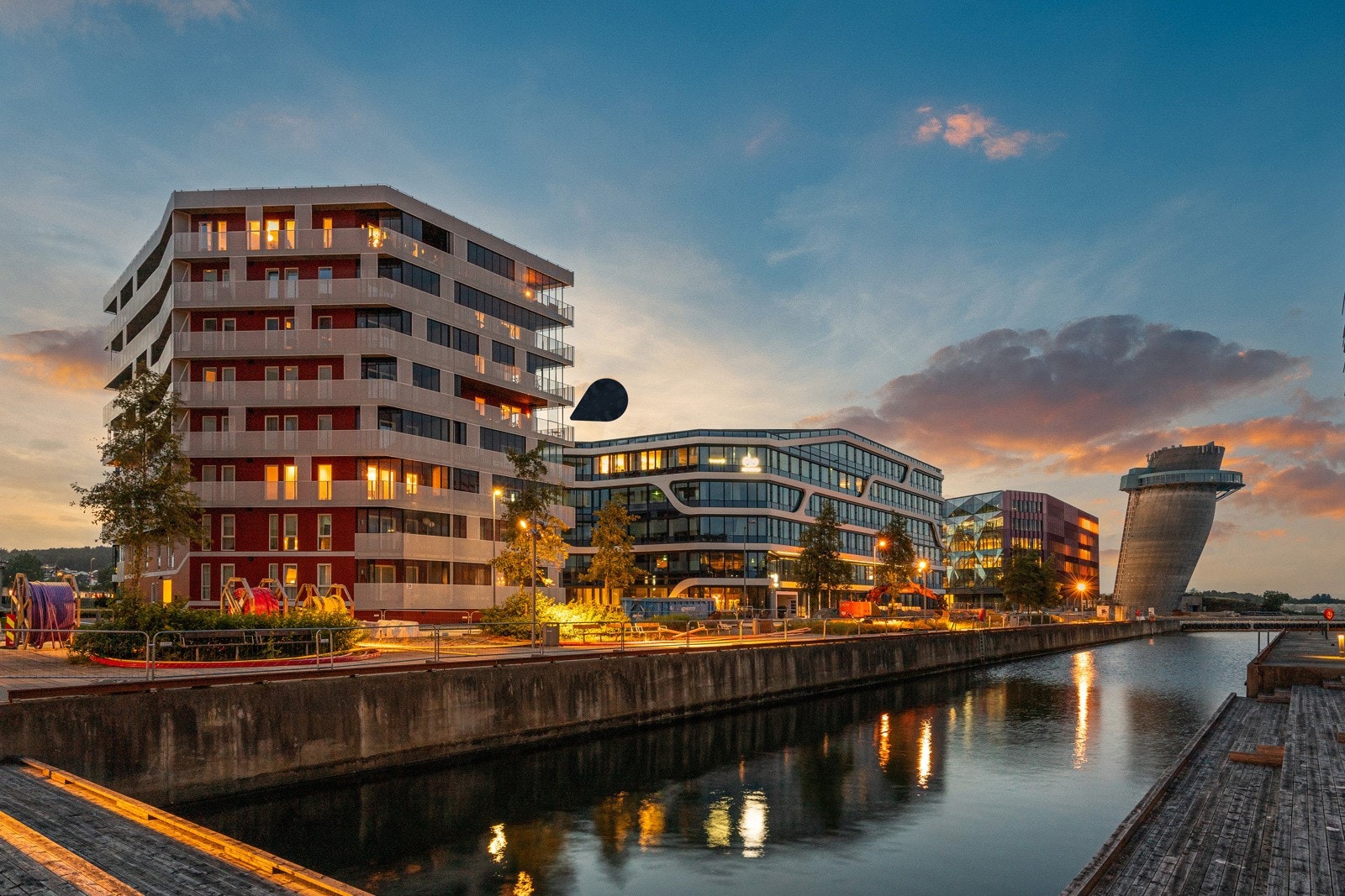 Her bor du i et spennende område under stadig utvikling med nærhet til turområder, restauranter og butikker. Sikre deg denne unike muligheten allerede nå! Galleribilde