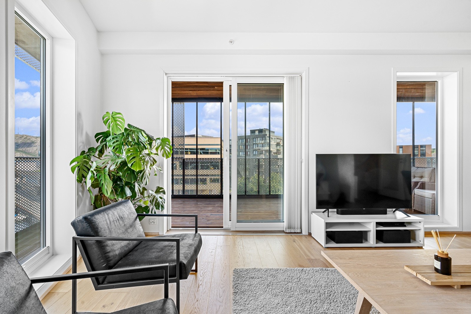 Leiligheten har to balkonger med nydelig sjøutsikt og gode solforhold. Galleribilde