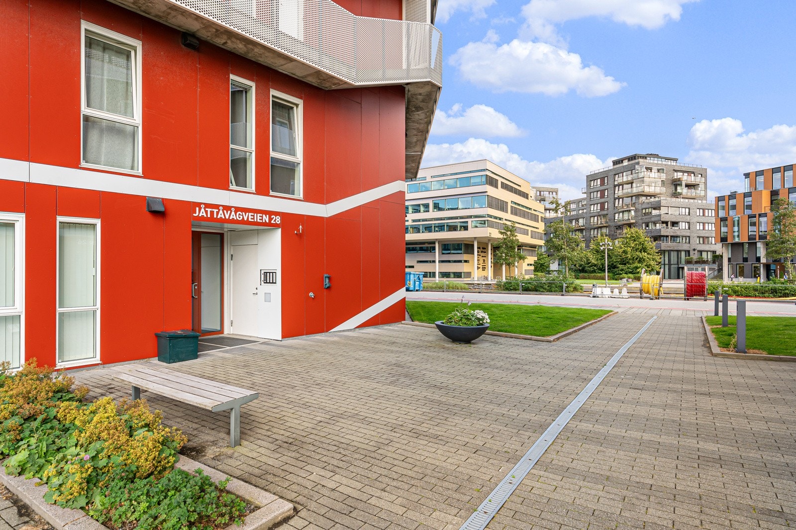 Jernbane og busstopp ligger i kort avstand fra blokken i tillegg til Stadionparken med butikker og Viking stadion. Større bedrifter er også etablert i området. Galleribilde