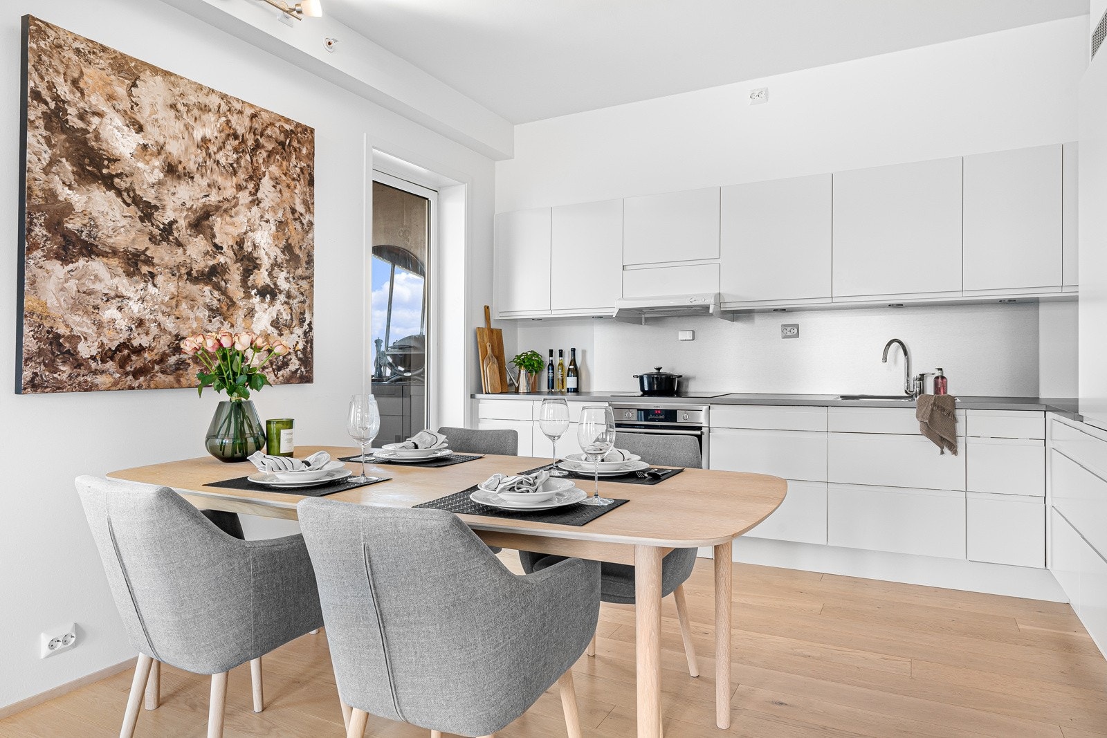 Det er høy standard på leiligheten, ingen TG2 eller TG3. Bygget er også kostnadseffektivt, godt varme/støyisolert Galleribilde