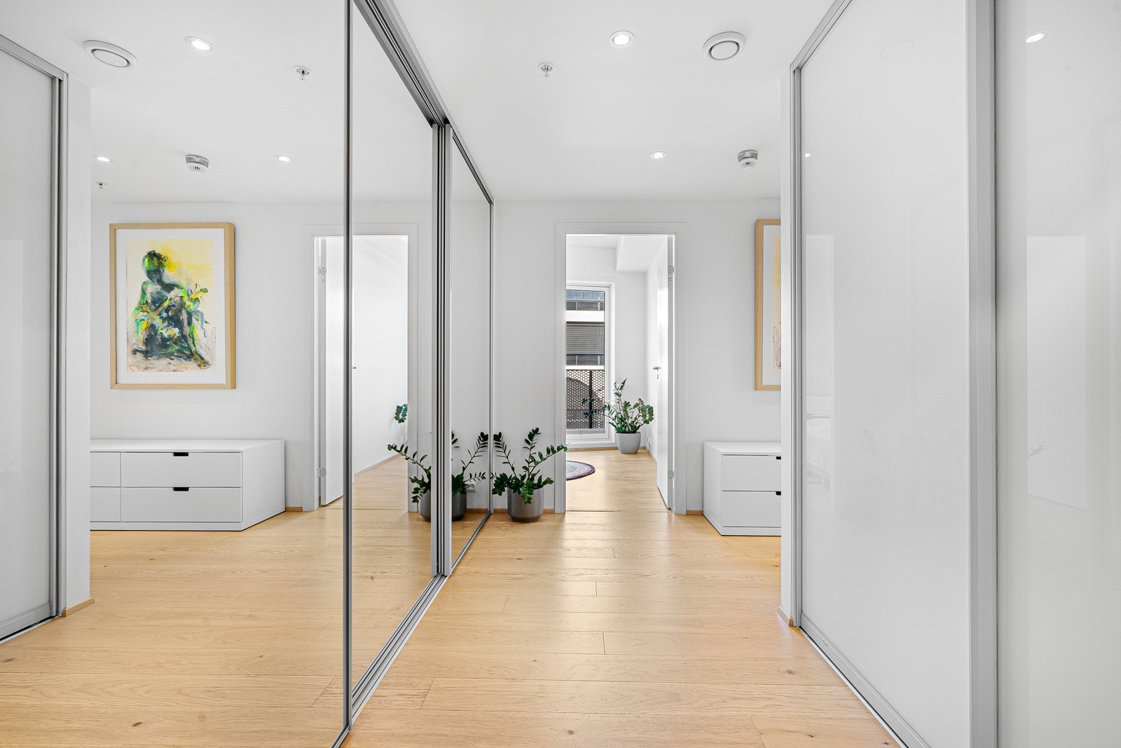 Gangen er utstyrt med svært praktiske skyvedørsgarderober. Galleribilde