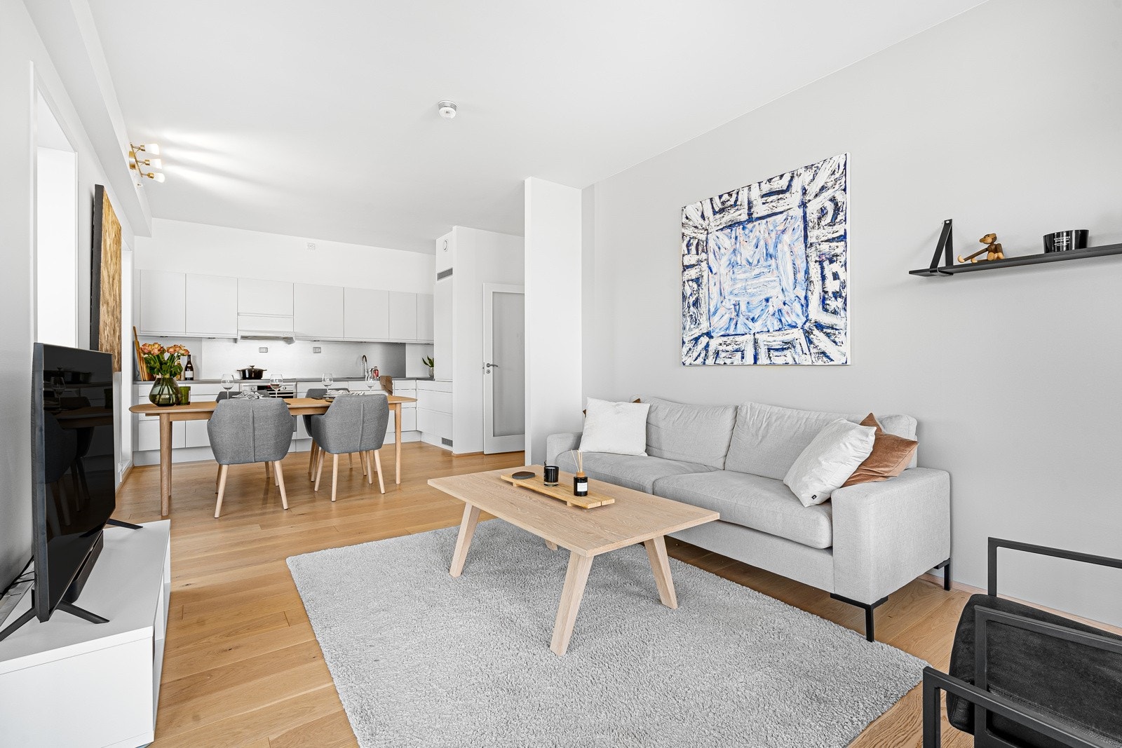 Leiligheten har en effektiv planløsning med gode soverom, åpen stue- og kjøkkenløsning samt godt med lagringsplass. Galleribilde