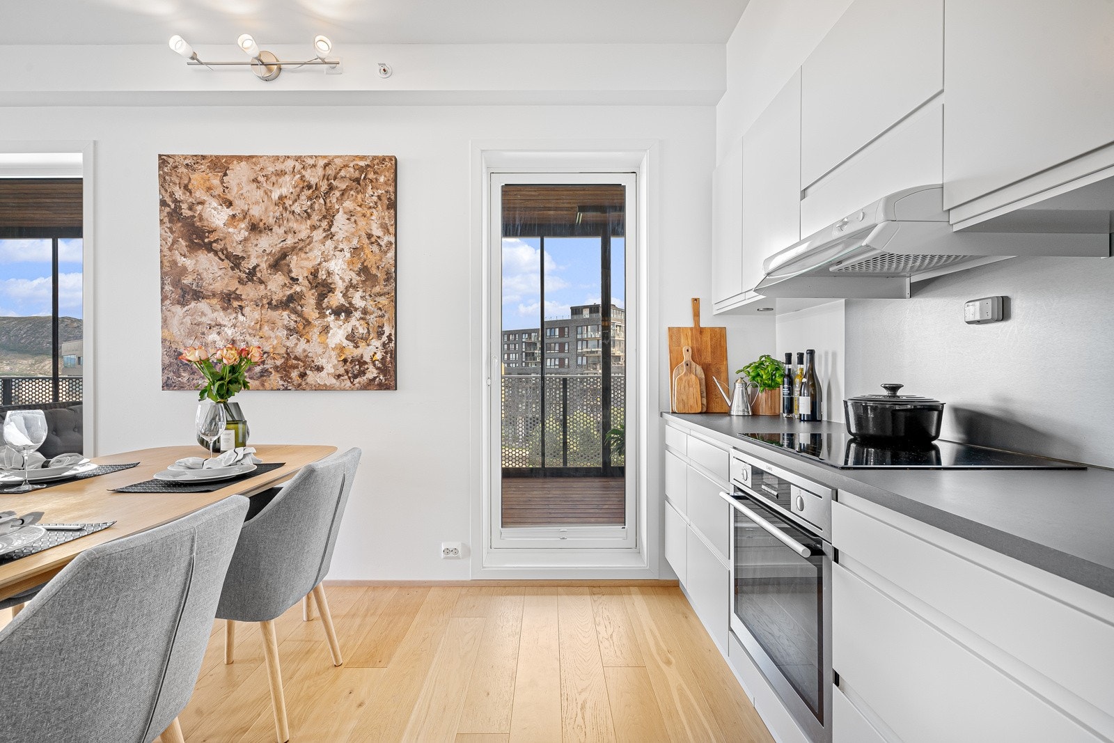 Kvalitetskjøkken med god skap- og benkeplass. Galleribilde