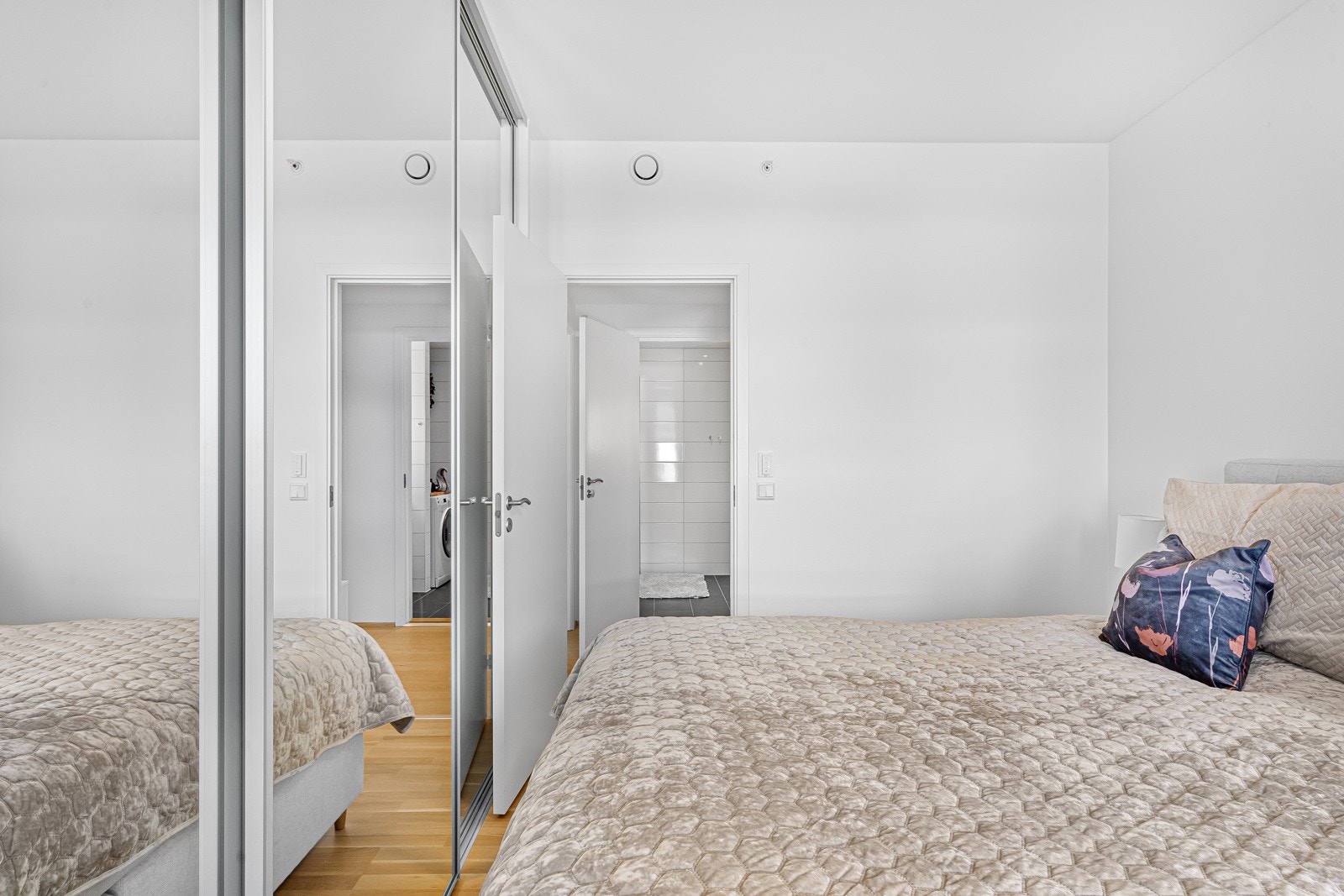 Utstyrt med praktisk skyvedørsgarderobe. Galleribilde