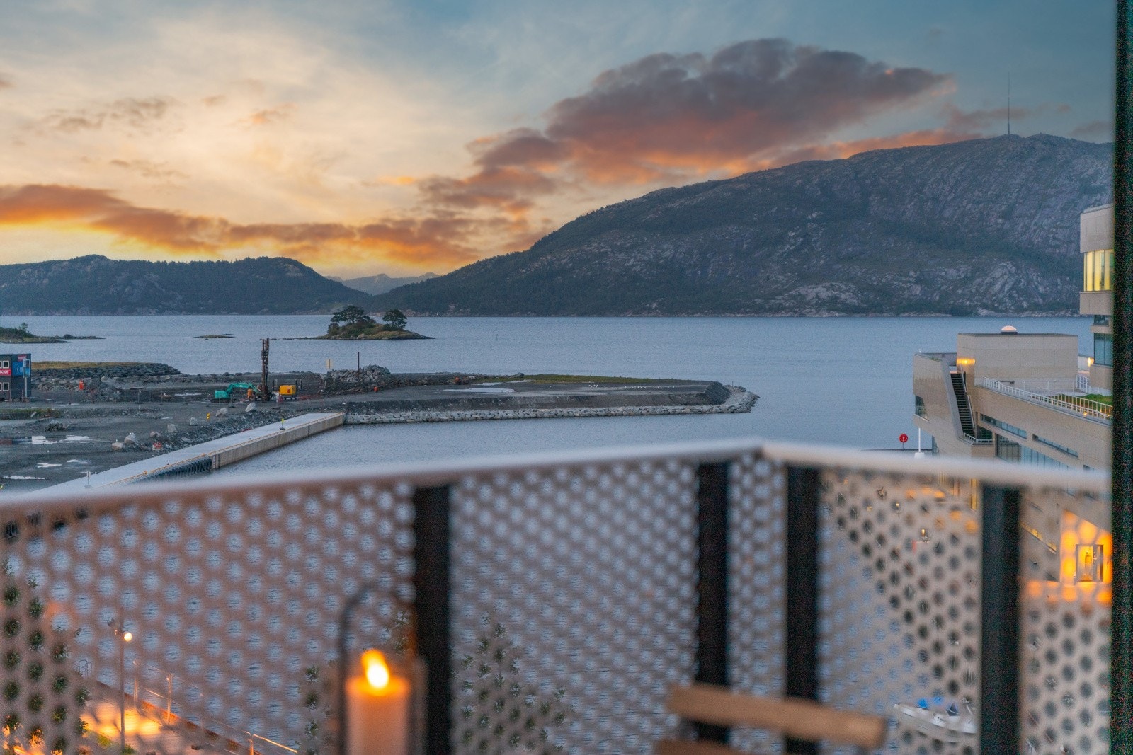 Dette er en lys og moderne hjørneleilighet med høy standard og en effektiv planløsning. Galleribilde