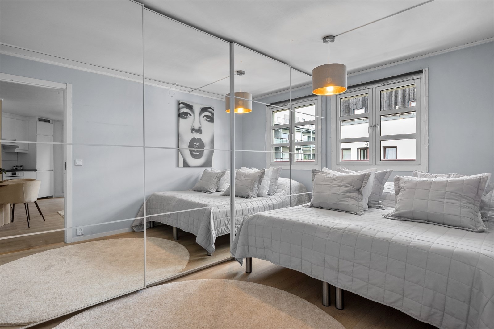 Generøs skyvedørsgarderobe Galleribilde